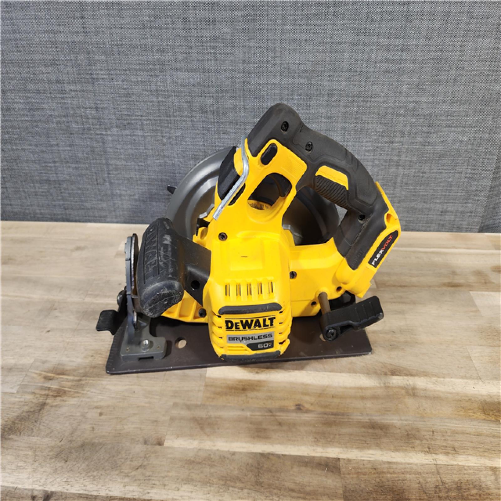 HOUSTON LOCATION - AS-IS DeWALT Flexvolt Max 7-1/4  60V Brushless Circular Saw DCS578B