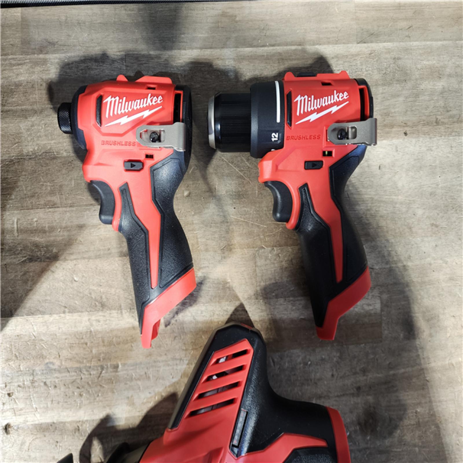 HOUSTON LOCATION - AS-IS MILWAUKEE 4 TOOL COMBO KIT W/ (2) BATTERY & CHARGER