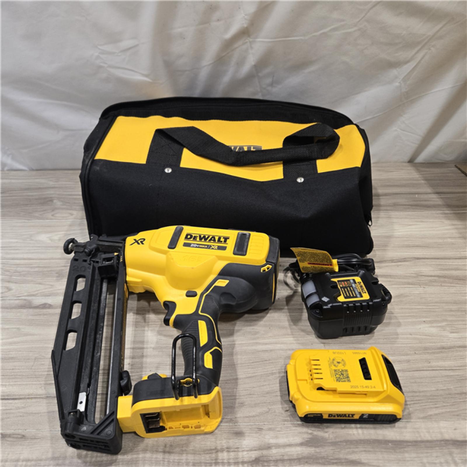 AS-IS DeWalt 20V 16 Gauge Cordless Angled Finish Nailer Kit