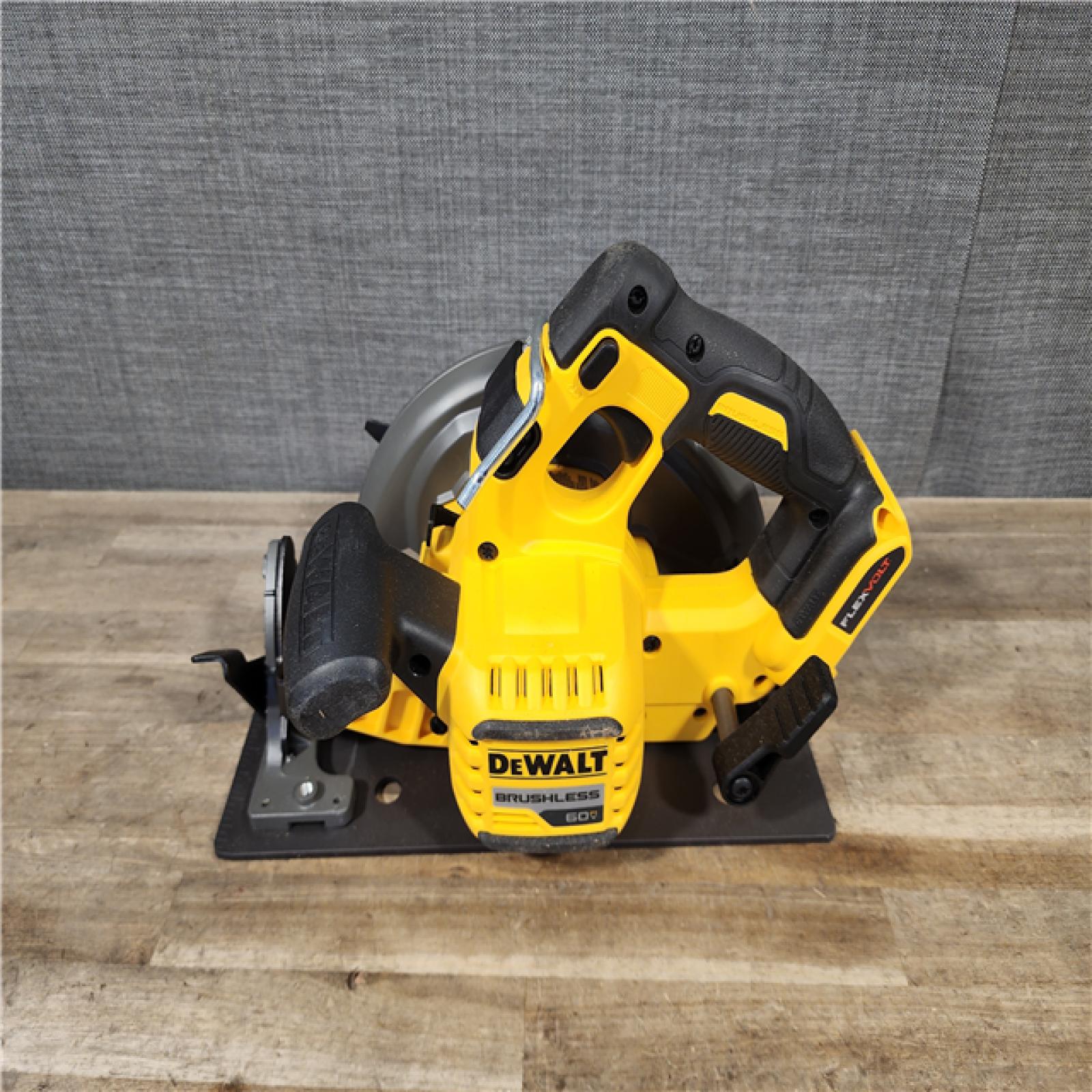 HOUSTON LOCATION - AS-IS DeWALT Flexvolt Max 7-1/4 60V Brushless Circular Saw (Tool Only)