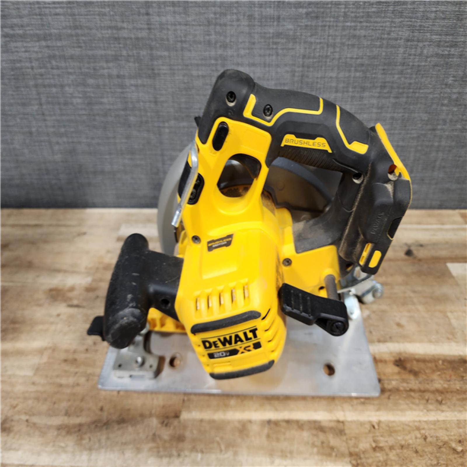 HOUSTON LOCATION - AS - IS DEWALT 20-Volt MAX 7-1/4 in. Cordless Circular Saw (Tool Only)