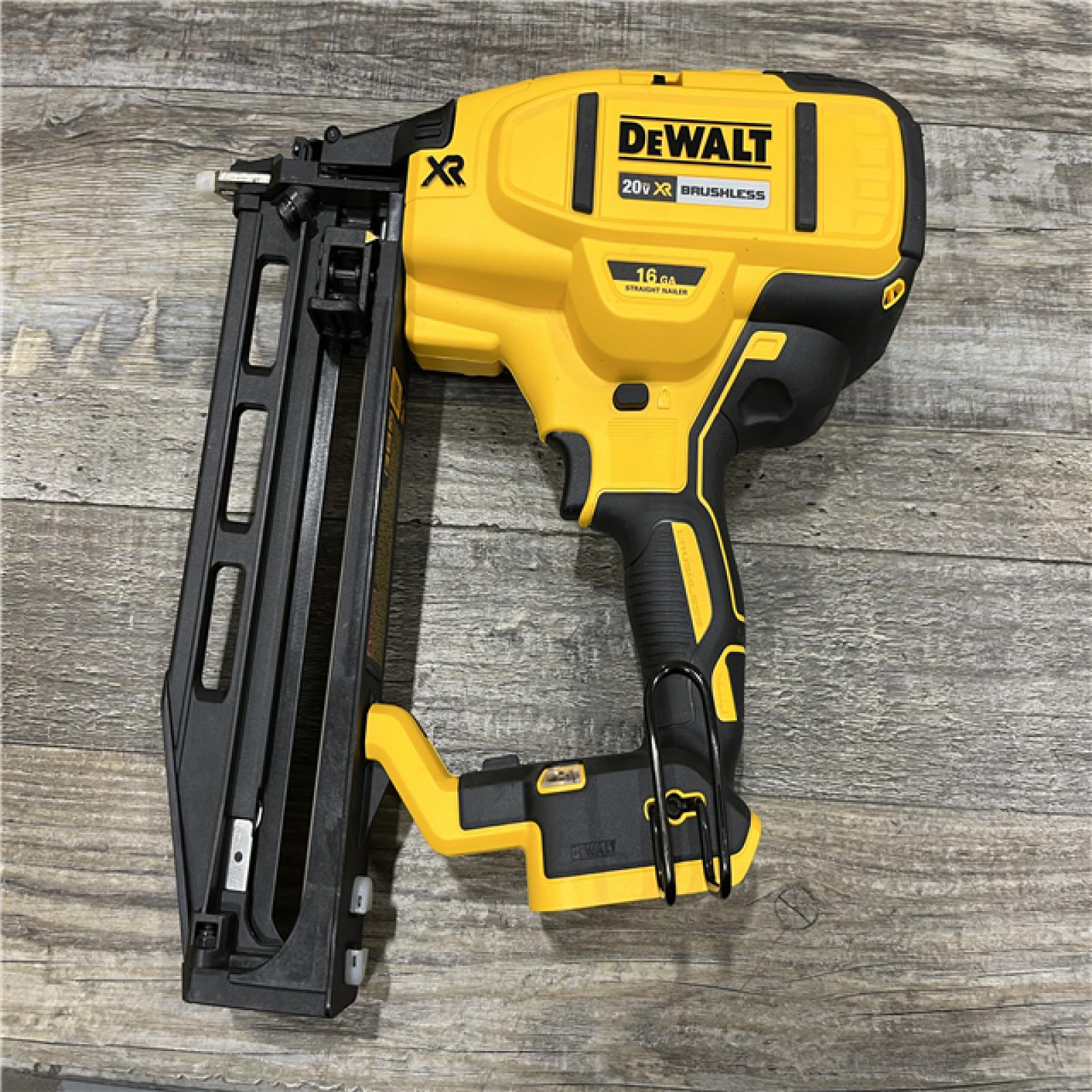 AS-IS DEWALT 20V MAX XR Lithium-Ion 16-Gauge Cordless Finish Nailer Kit