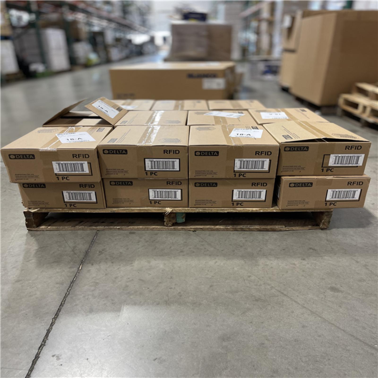 DALLAS LOCATION - DELTA Shower Head & Hand Shower 1.75 GPM 4-Setting in Chrome PALLET-(22 UNITS)