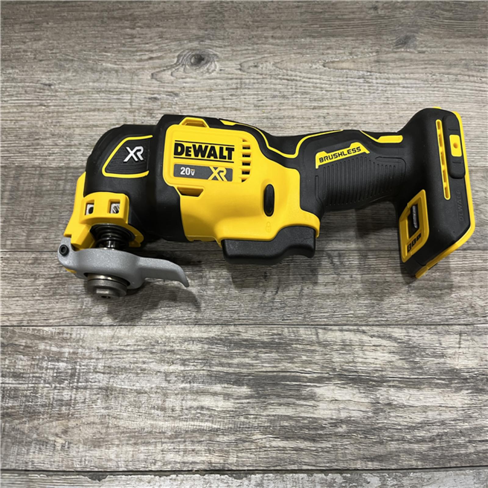 AS-IS DEWALT 20V MAX XR Cordless Brushless 3-Speed Oscillating Multi Tool Kit