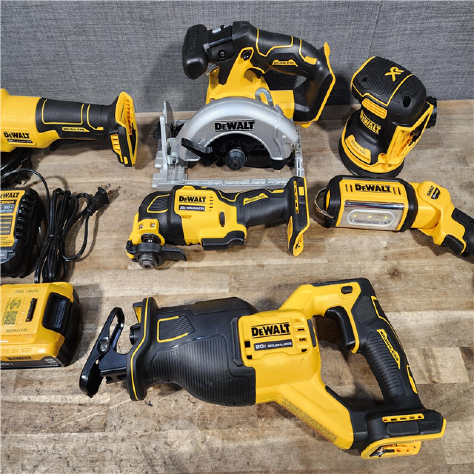 HOUSTON LOCATION - AS-IS DEWALT 6 TOOL COMBO KIT W/ (2) BATTERY & CHARGER