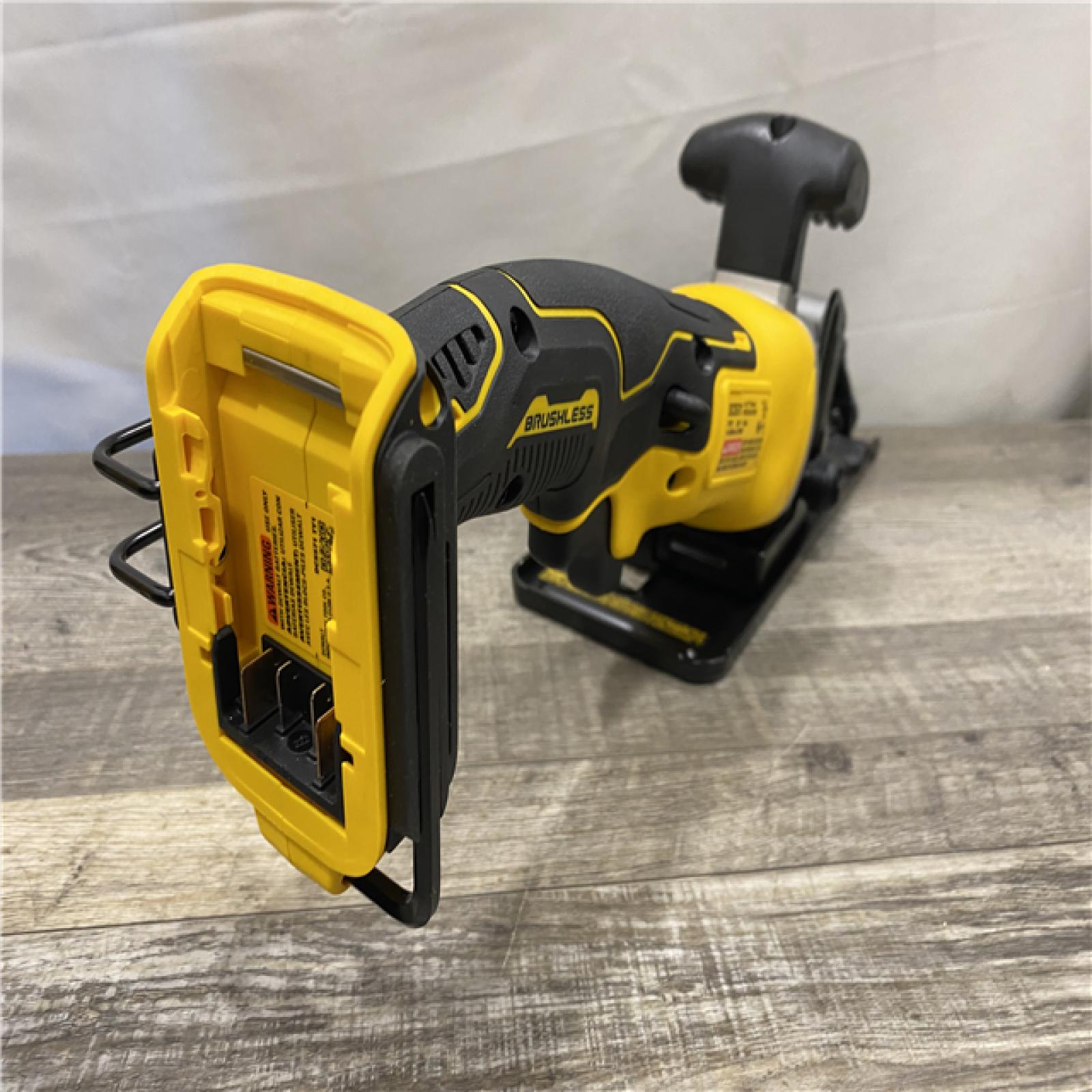 AS-IS DEWALT Atomic 20-Volt Maximum Lithium-Ion Cordless Brushless 4-1/2 in. Circular Saw Kit