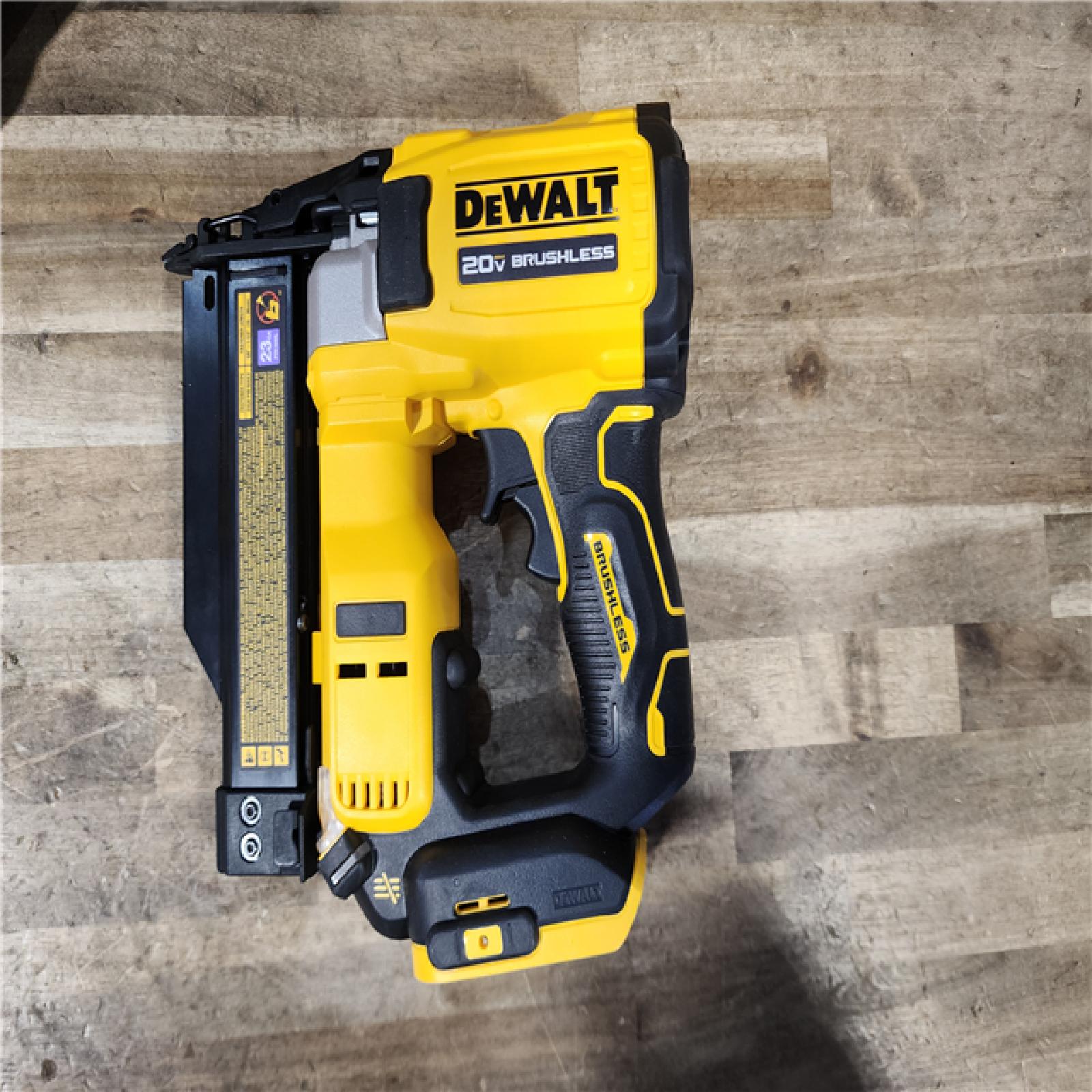 HOUSTON LOCATION - AS-IS DEWALT ATOMIC 20V MAX Lithium Ion Cordless 23 Gauge Pin Nailer Kit