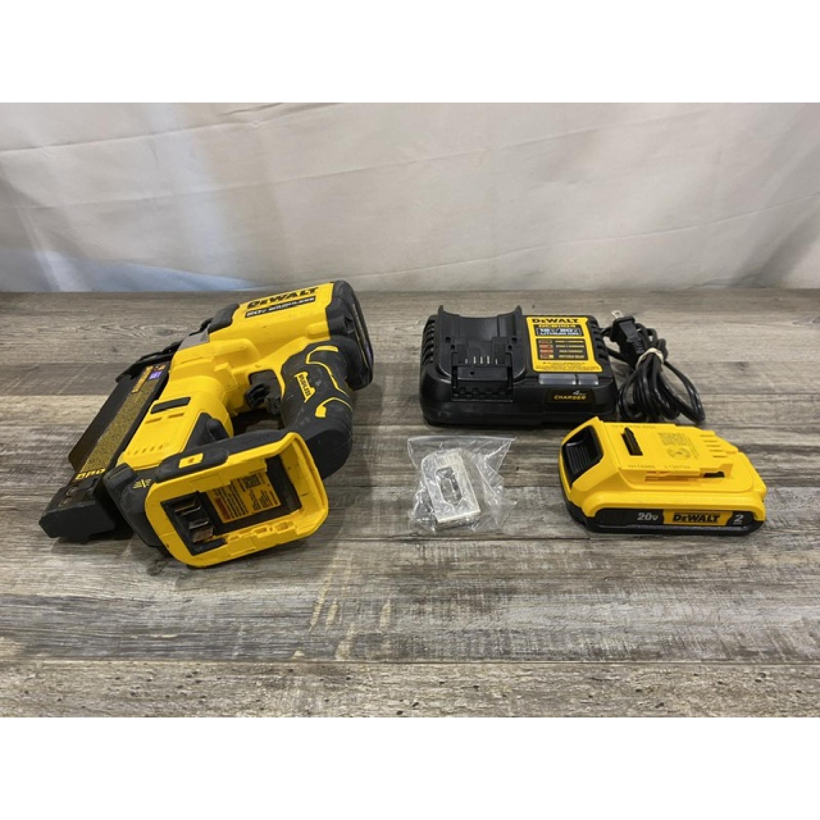 AS-IS DEWALT ATOMIC 20V MAX Lithium Ion Cordless 23 Gauge Pin Nailer Kit