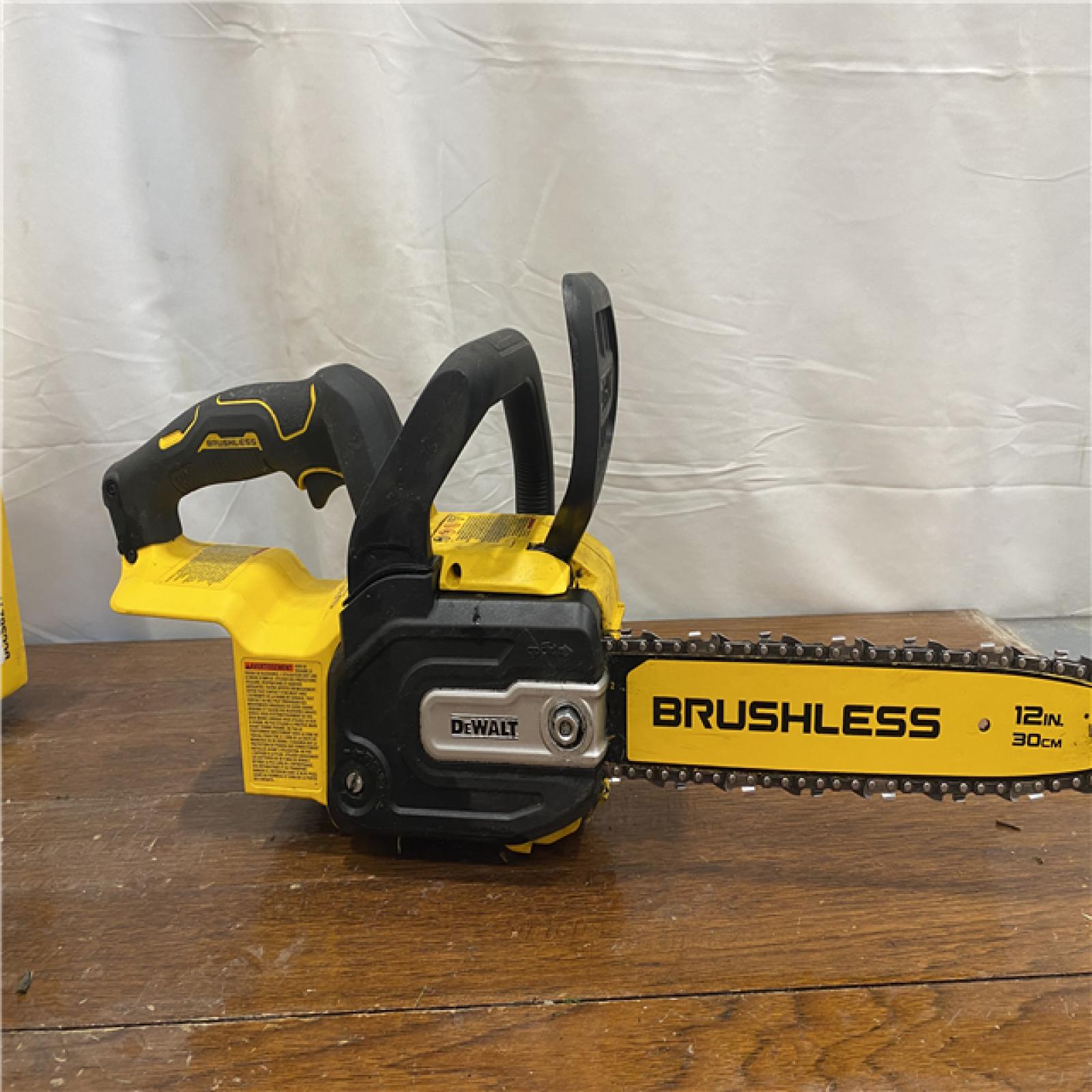 AS-IS DeWalt 20V MAX Compact 12 Brushless Cordless Chainsaw Kit DCCS621P1