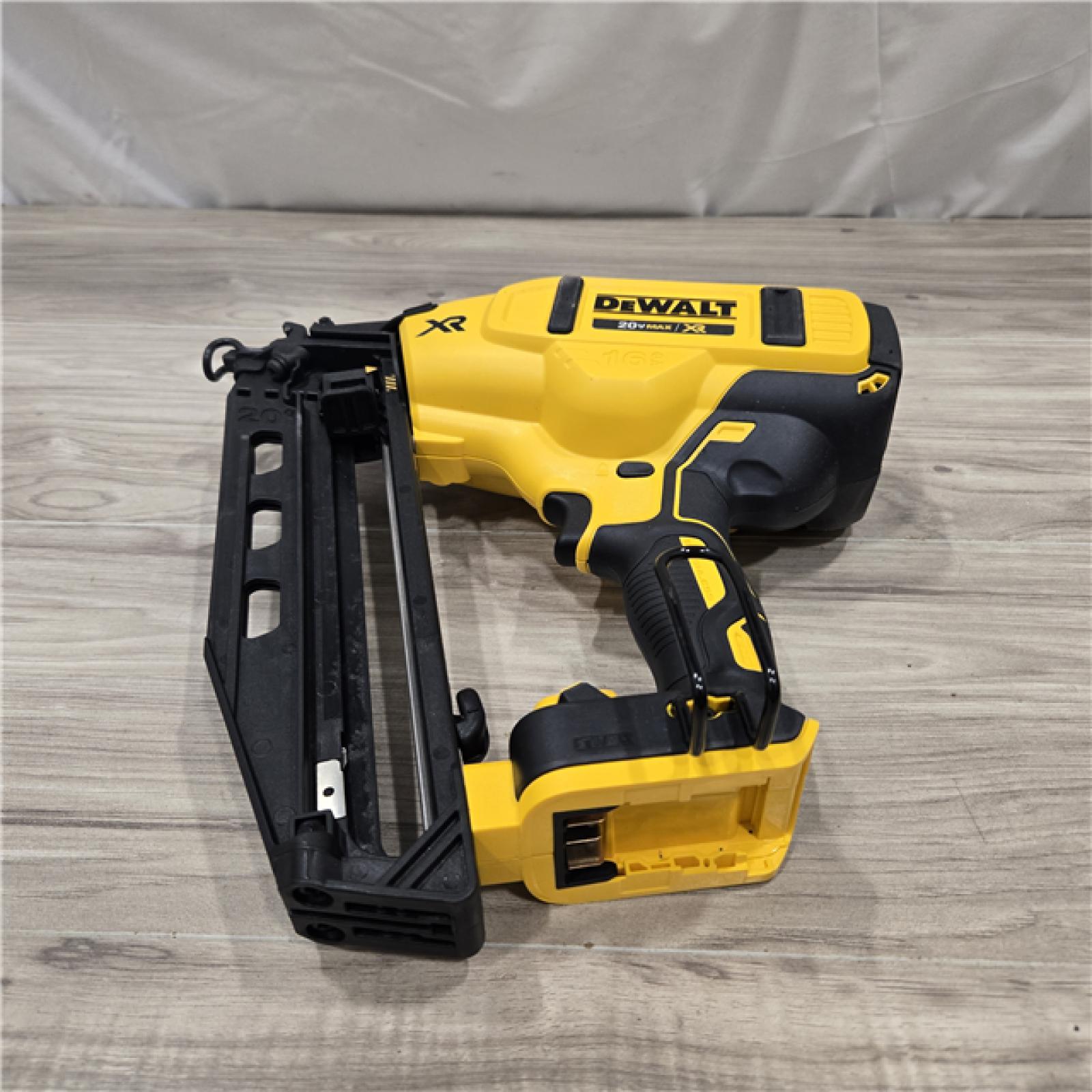 AS-IS DeWalt 20V 16 Gauge Cordless Angled Finish Nailer Kit