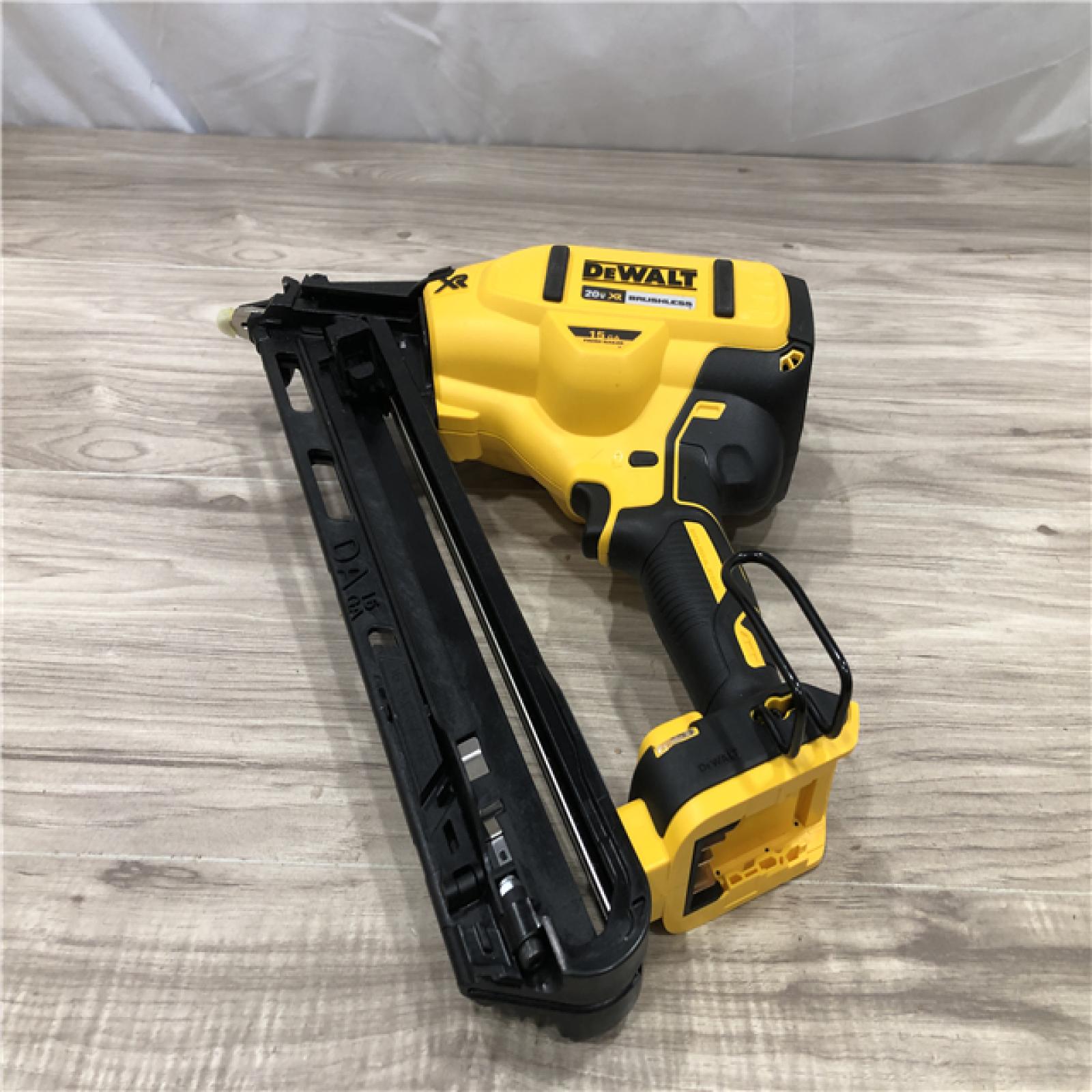 AS-IS DeWalt 15 GA ANGLED FINISH NAILER KIT