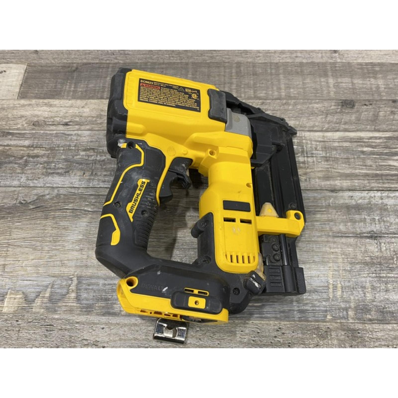 AS-IS DEWALT ATOMIC 20V MAX Lithium Ion Cordless 23 Gauge Pin Nailer Kit
