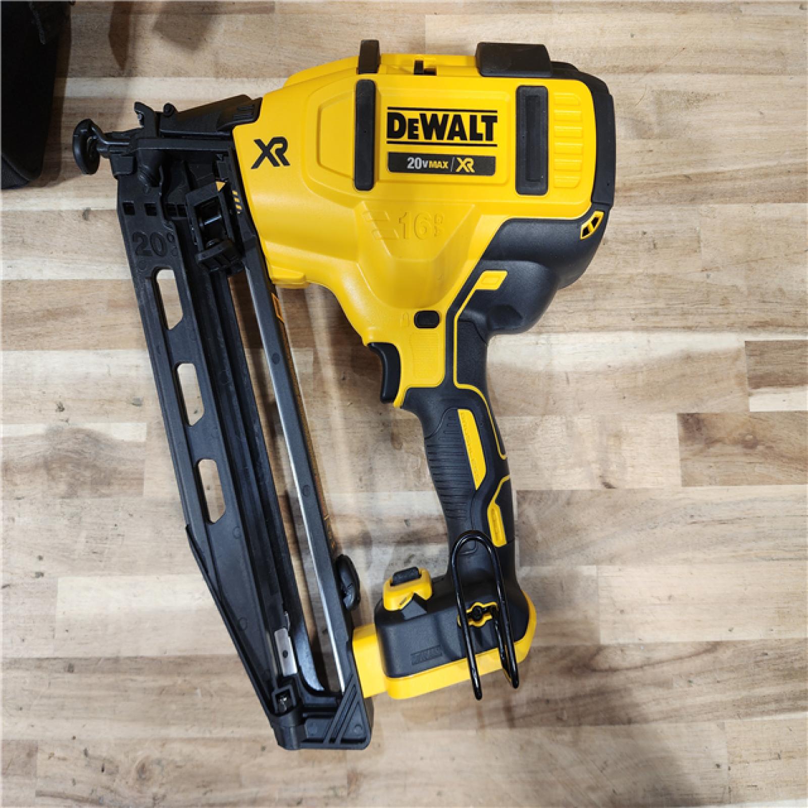 HOUSTON LOCATION - AS-IS DEWALT 20V MAX XR 16-Gauge Electric Cordless Angled Finishing Nailer Kit