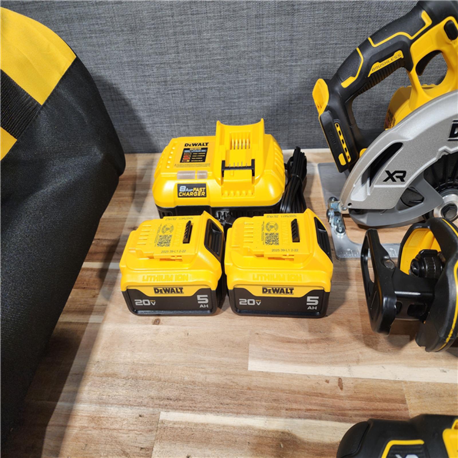 HOUSTON LOCATION - AS-IS DEWALT 5 TOOL COMBO KIT