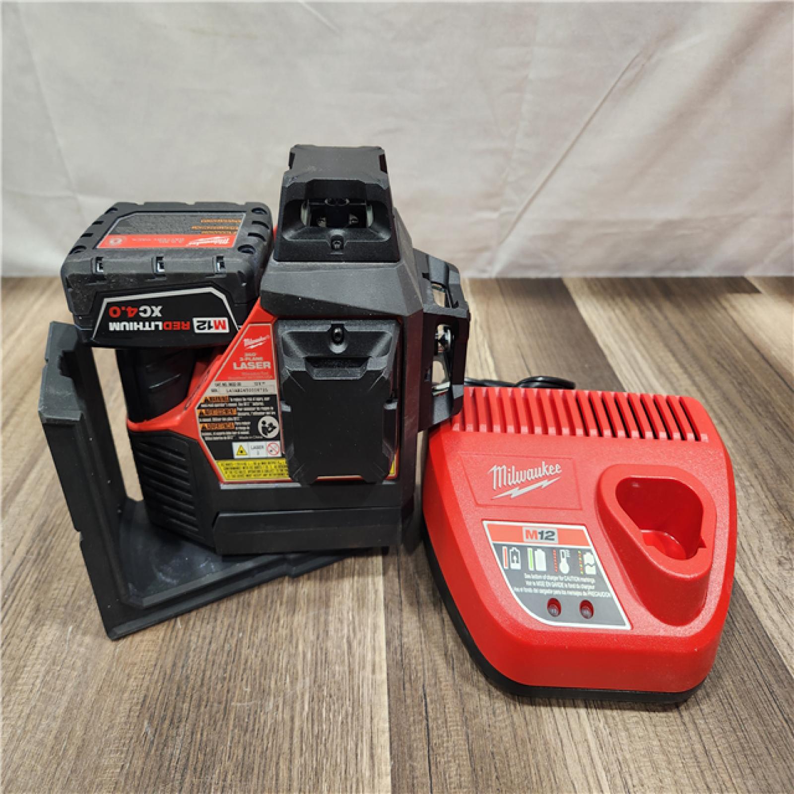 AS-IS- Milwaukee M12 Green Beam Laser 360° 3-Plane Kit