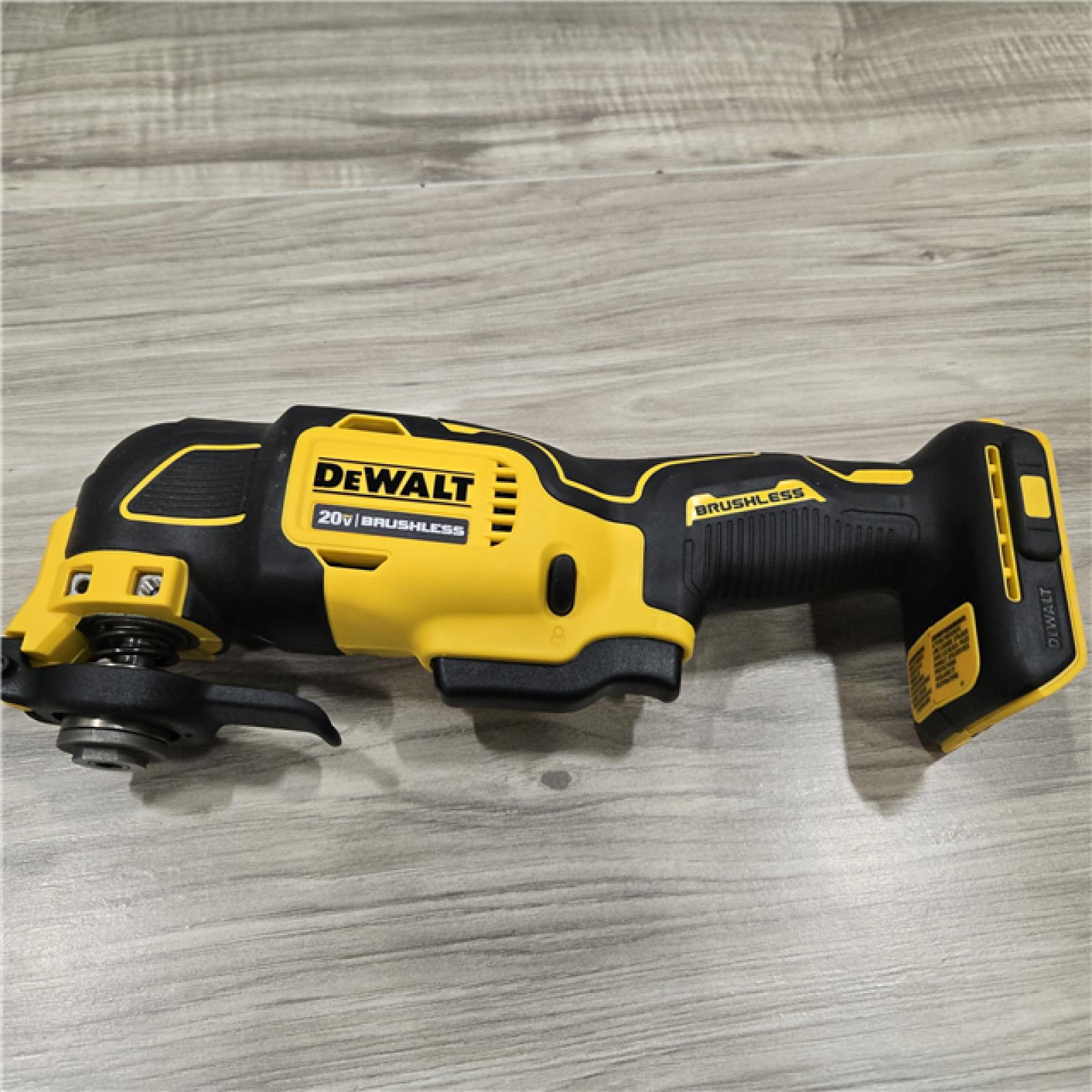 LIKE NEW! - DeWalt DCS354D1 20V Cordless Oscillating Multi-Tool with Battery and Charger