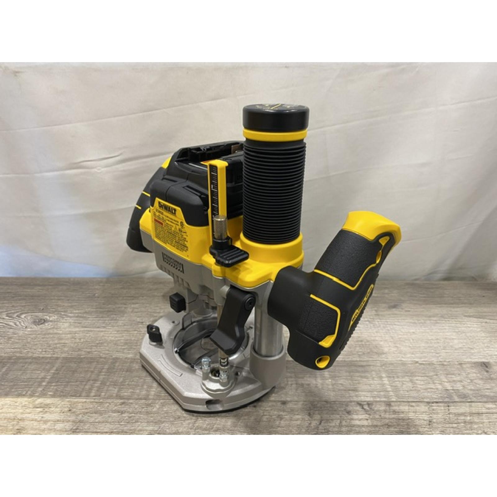 LIKE NEW - DEWALT 20V MAX XR 2-1/4 Peak HP Brushless Cordless Plunge Router (Tool Only)