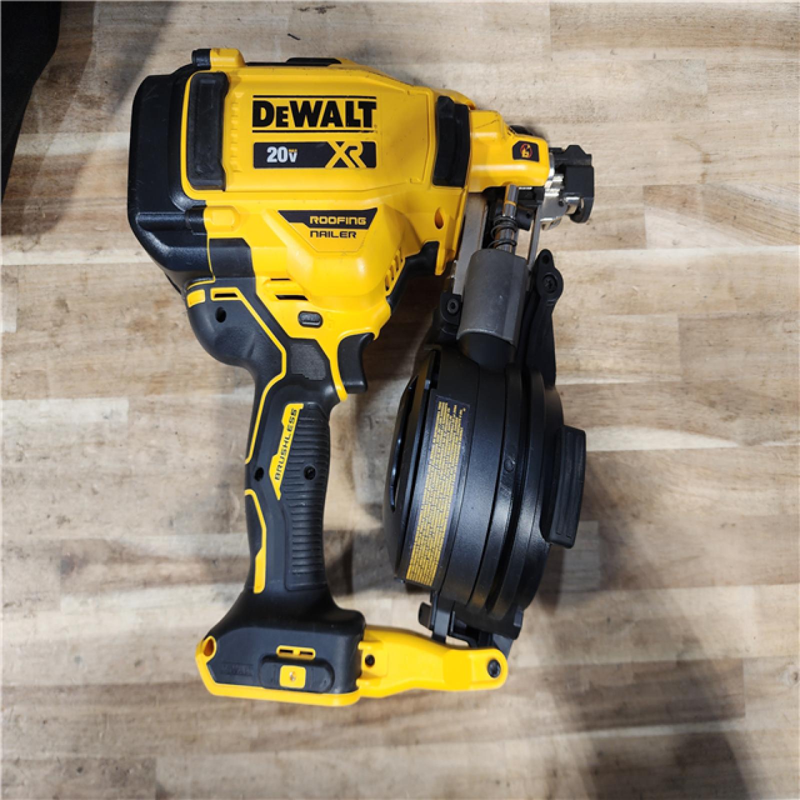 HOUSTON LOCATION - AS-IS DEWALT 20V MAX Lithium-Ion 15-Degree Electric Cordless Roofing Nailer Kit