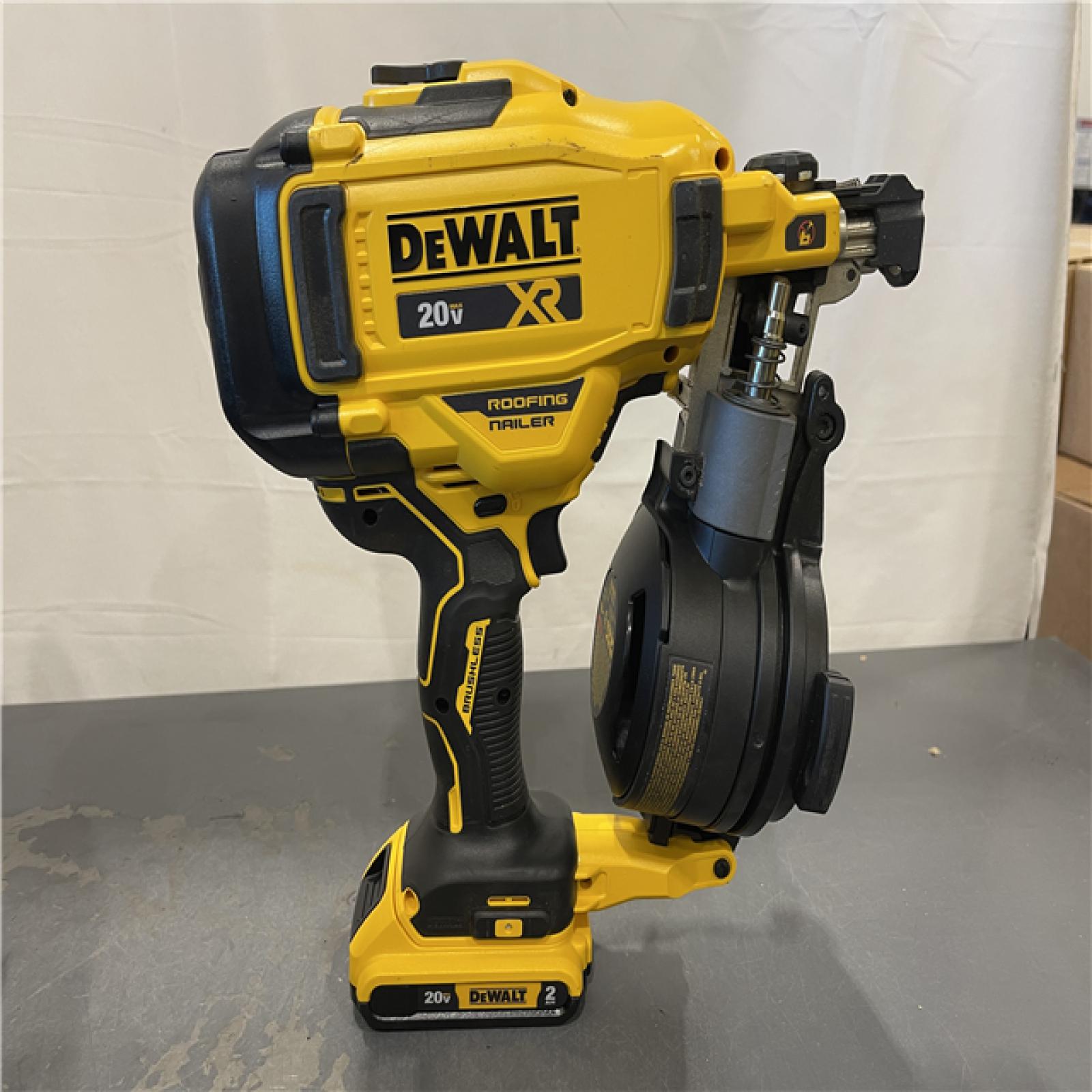 AS-IS - DEWALT 20V MAX Lithium-Ion 15-Degree Electric Cordless Roofing Nailer Kit