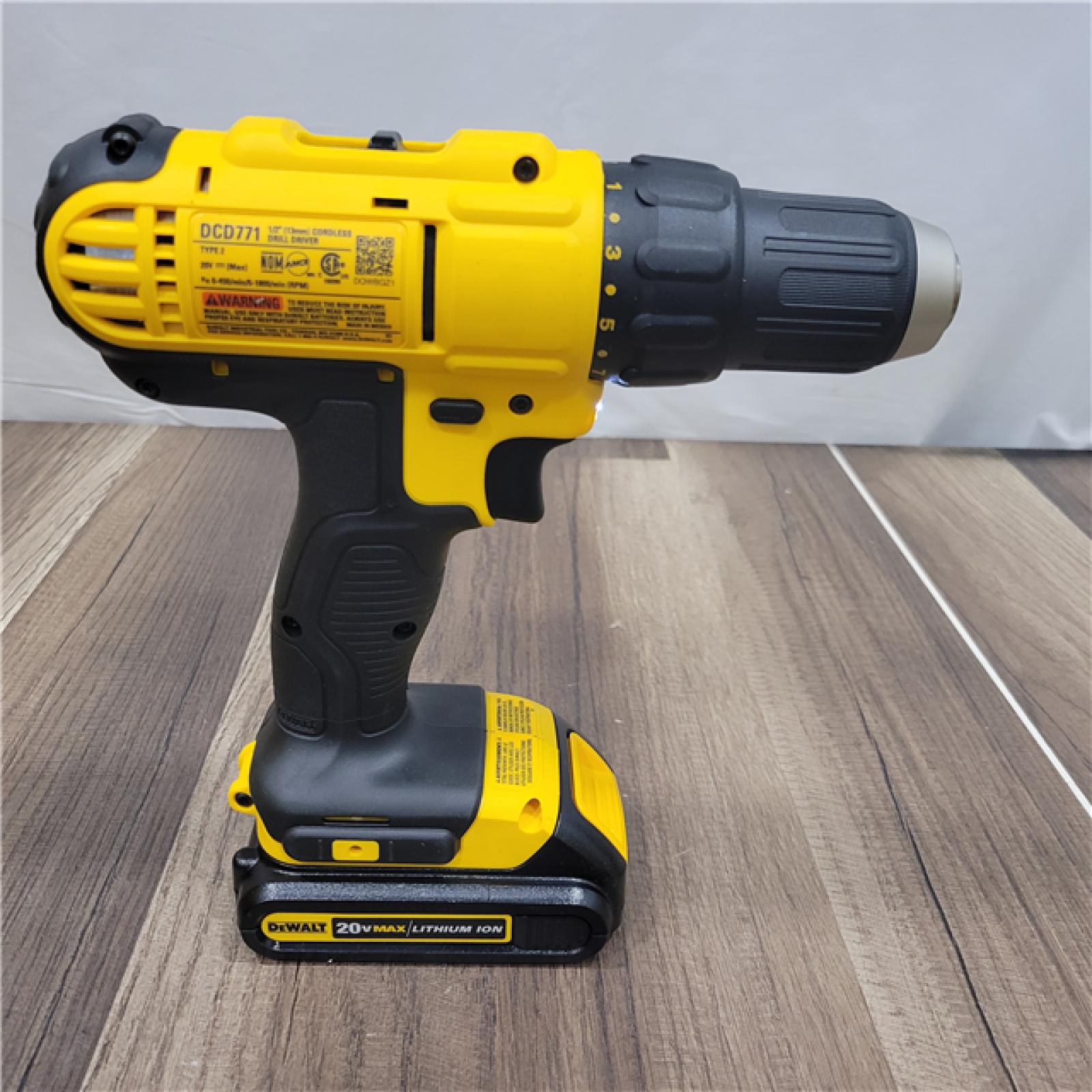 GOOD DEWALT 20V MAX Cordless 1/2 in. Drill/Driver, (2) 20V 1.3Ah Batteries, Charger and Bag