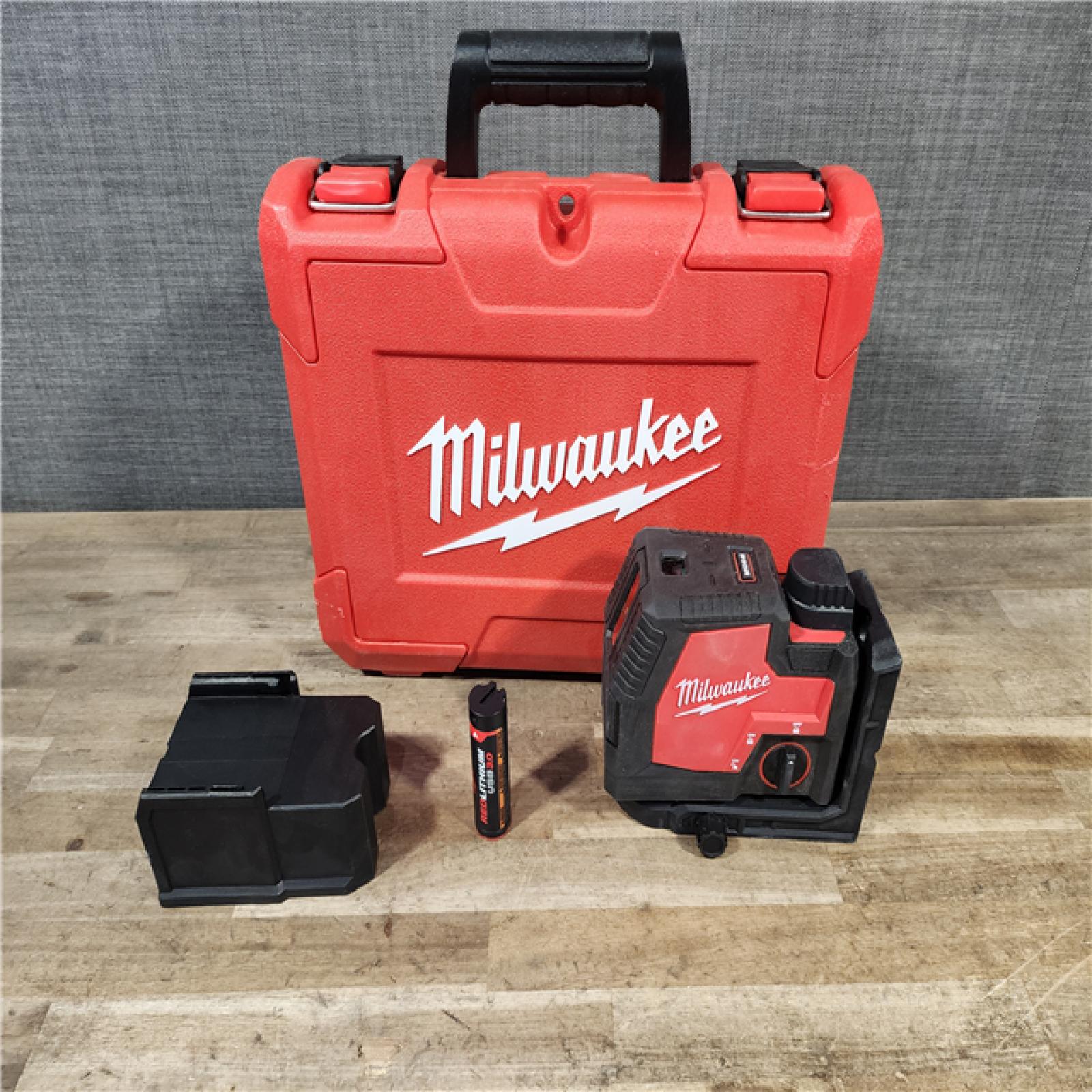HOUSTON LOCATION - AS-IS Milwaukee Green 100 ft. Cross Line and Plumb Points Rechargeable Laser Level Kit