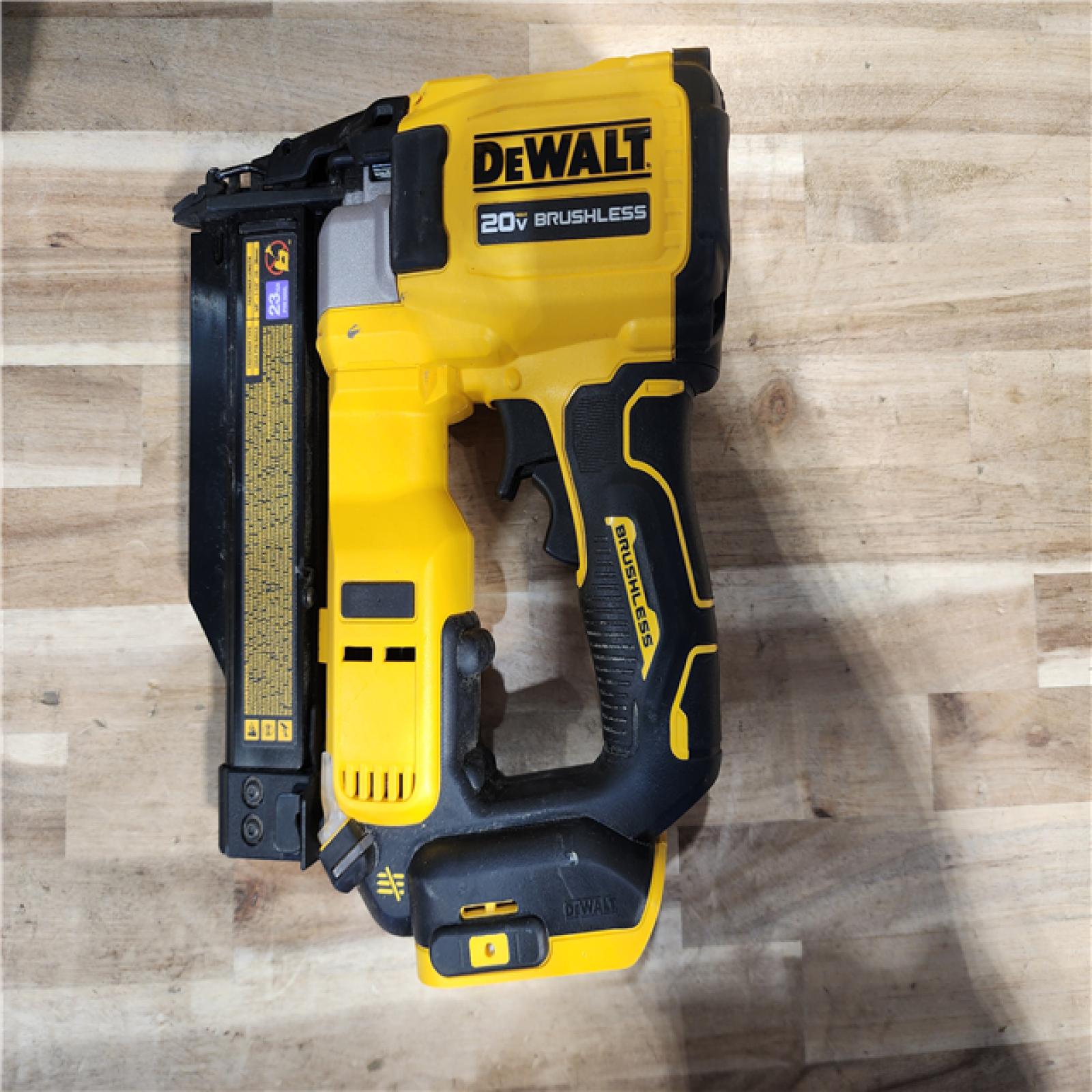 HOUSTON LOCATION - AS-IS DEWALT ATOMIC 20V MAX Lithium Ion Cordless 23 Gauge Pin Nailer Kit