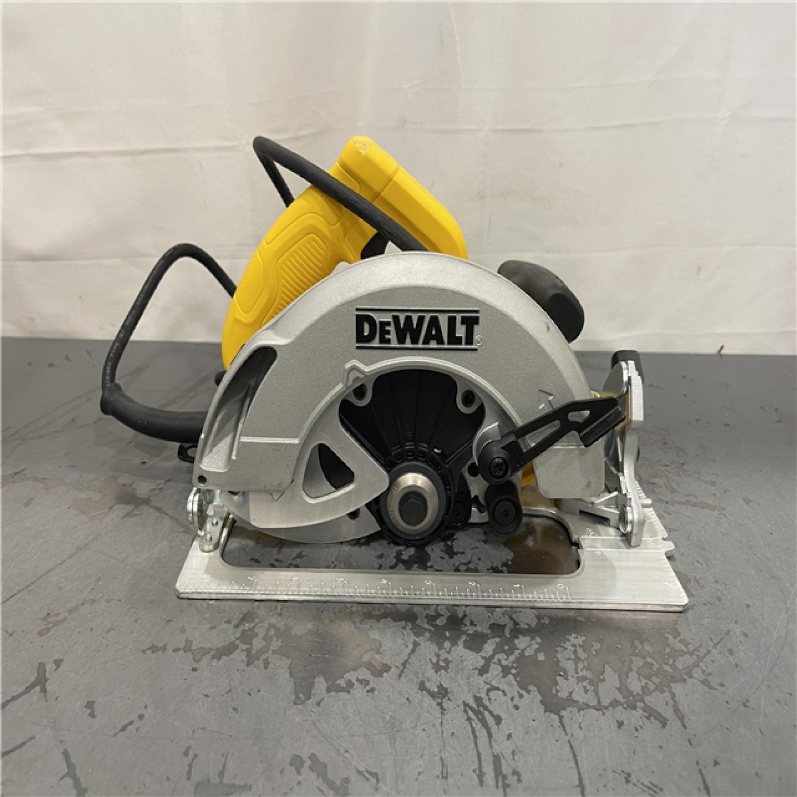AS-IS- DeWalt 15 Amps 7-1/4 in. Corded Brushed Circular Saw Tool Only