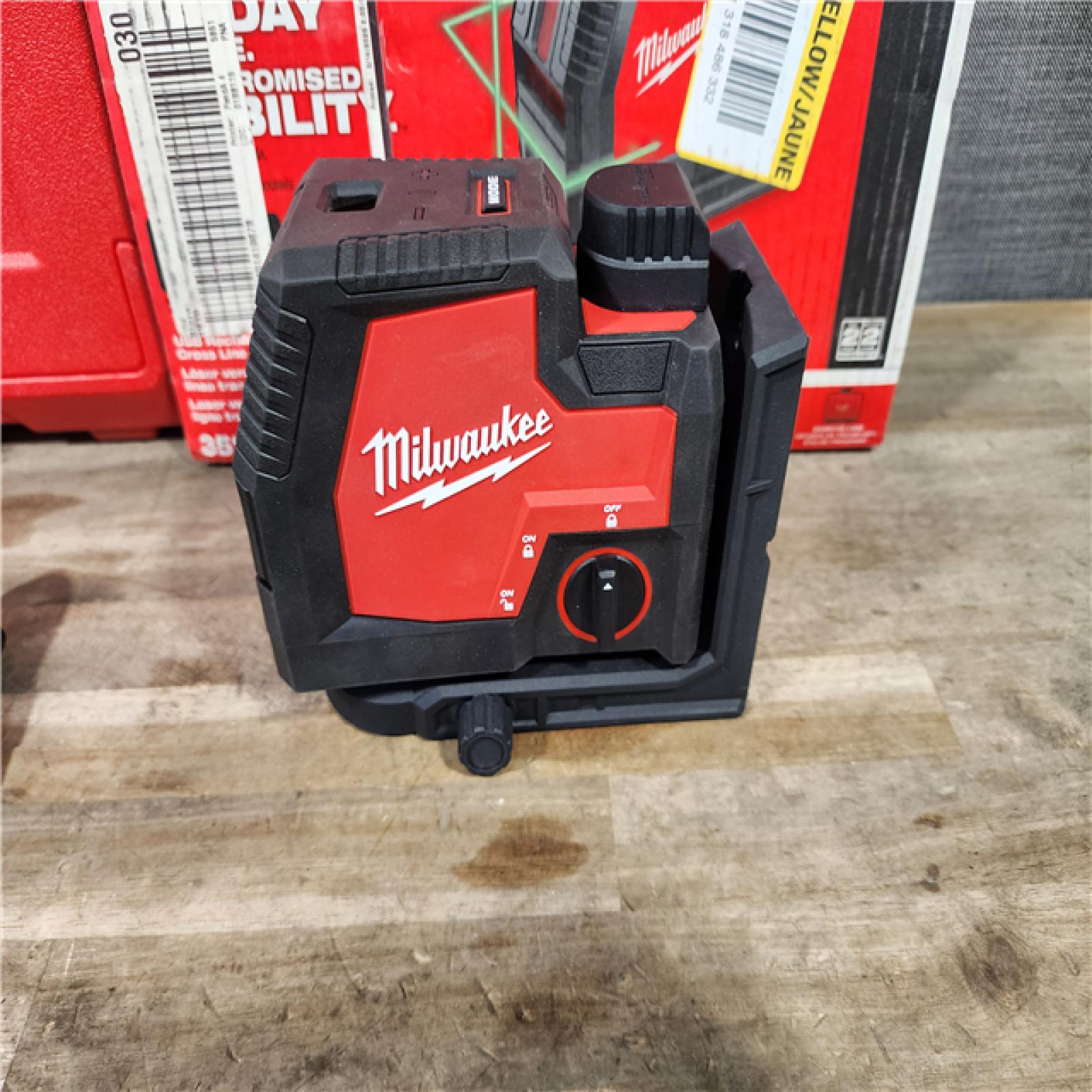 HOUSTON LOCATION - AS-IS (APPEARS LIKE NEW) Milwaukee-3522-21 Green Beam Laser Cross Line Plumb Point Rechargeable USB Kit