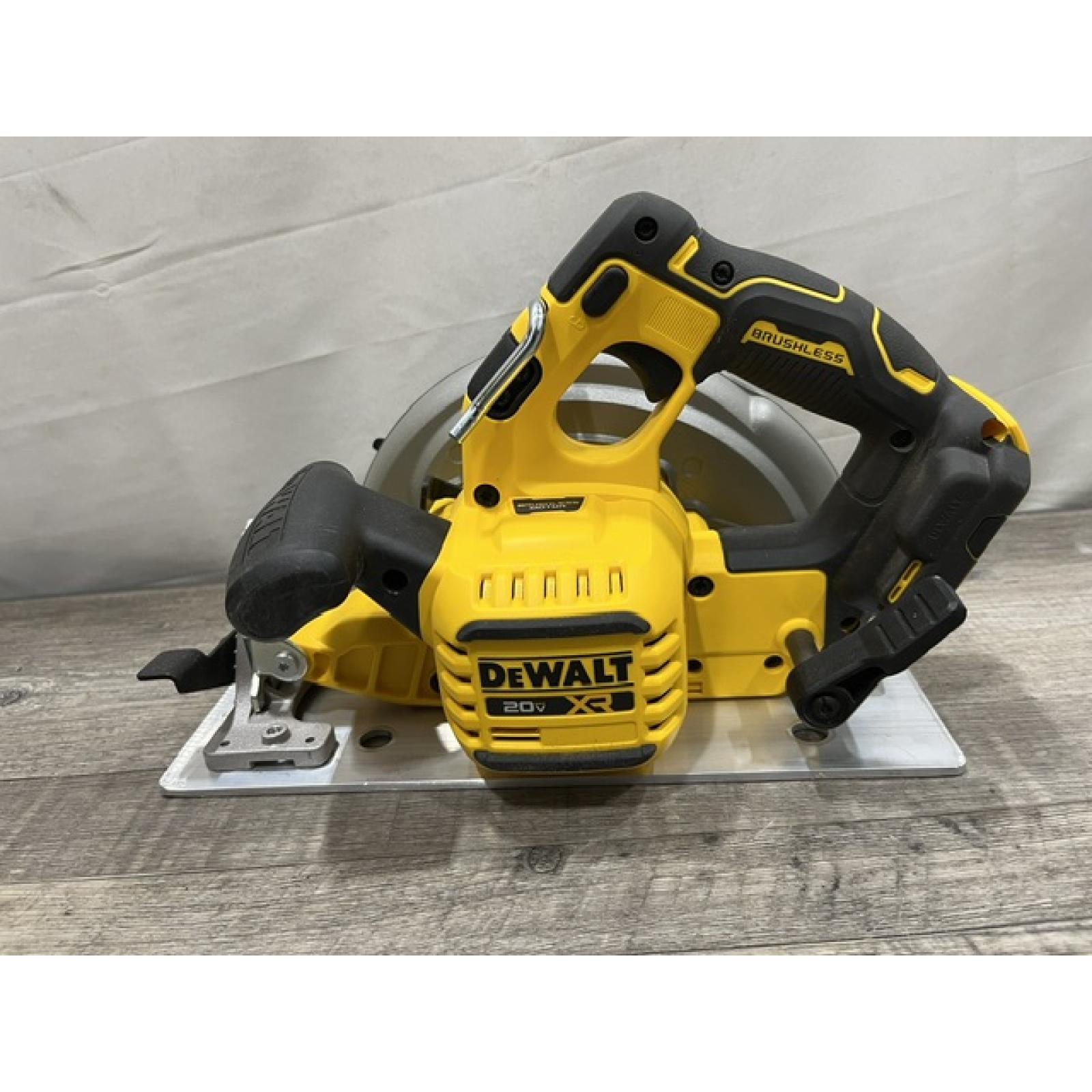 AS-IS DEWALT 20-Volt MAX 7-1/4 in. Cordless Circular Saw (Tool Only)
