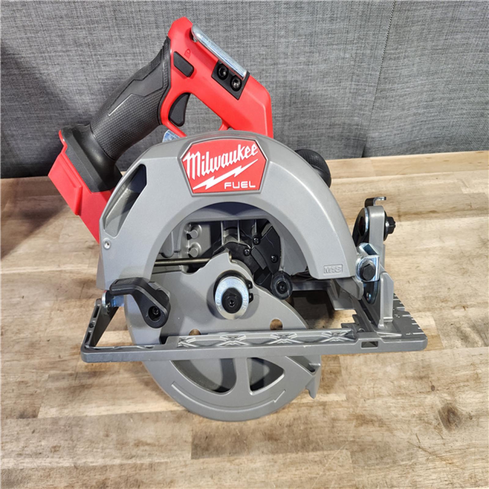 HOUSTON LOCATION - AS-IS Milwaukee Tools M18 FUEL 7-1/4 Circular Saw (Tool Only) 2834-20