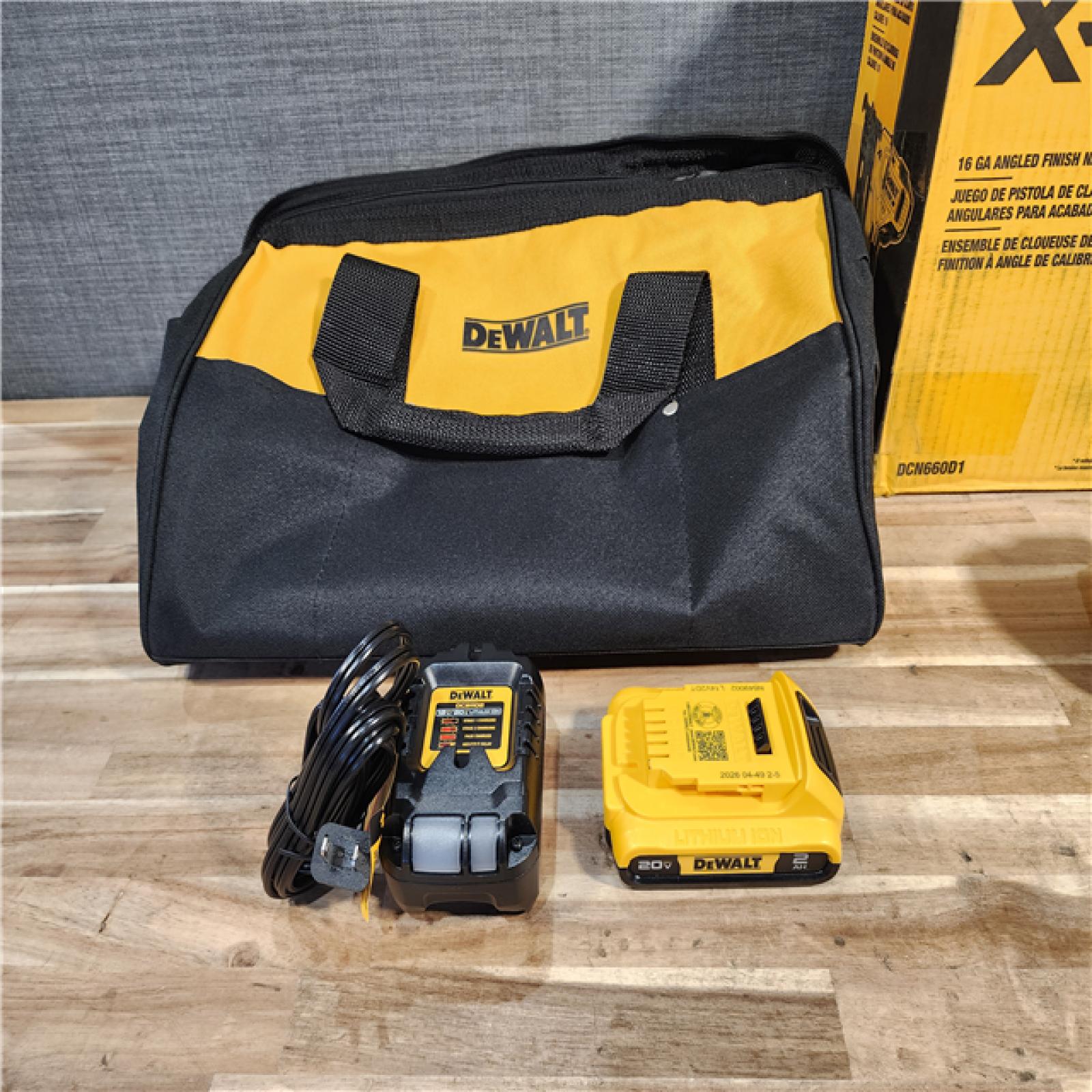 HOUSTON LOCATION - AS-IS DEWALT 20V MAX XR 16-Gauge Electric Cordless Angled Finishing Nailer Kit