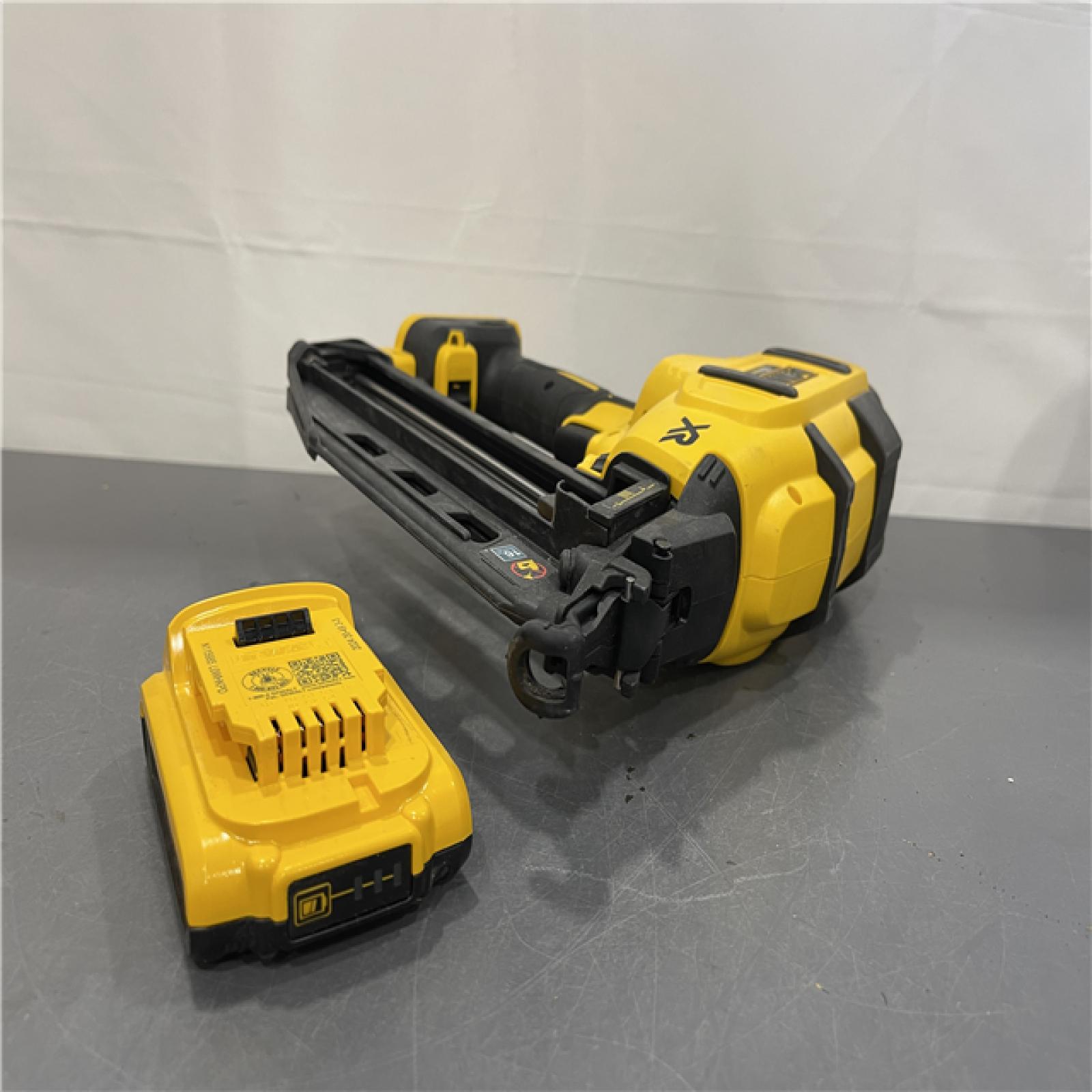 AS-IS - DeWalt 20V 16 Gauge Cordless Angled Finish Nailer Kit