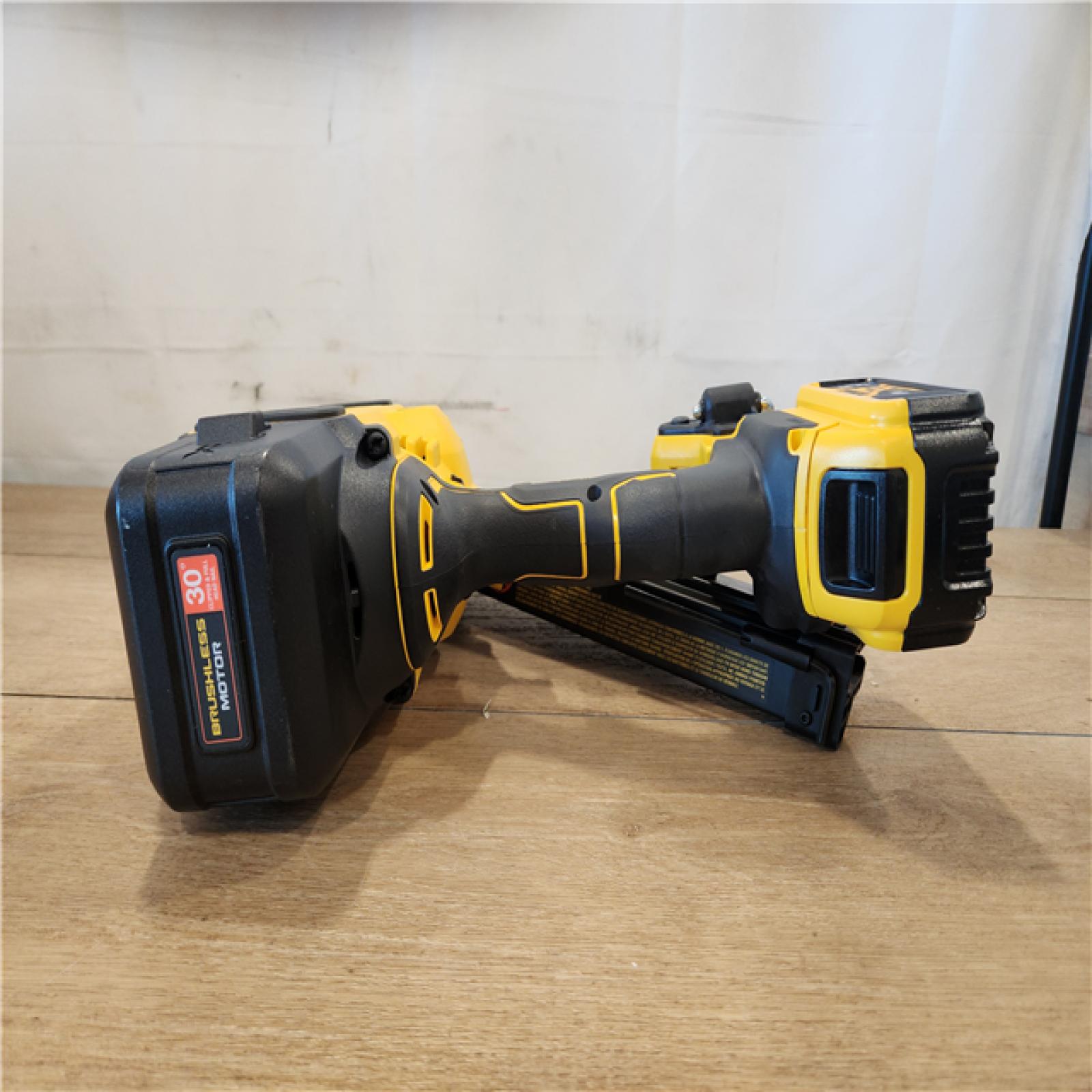 AS-IS- DEWALT 20-Volt 30° Cordless Framing Nailer Kit