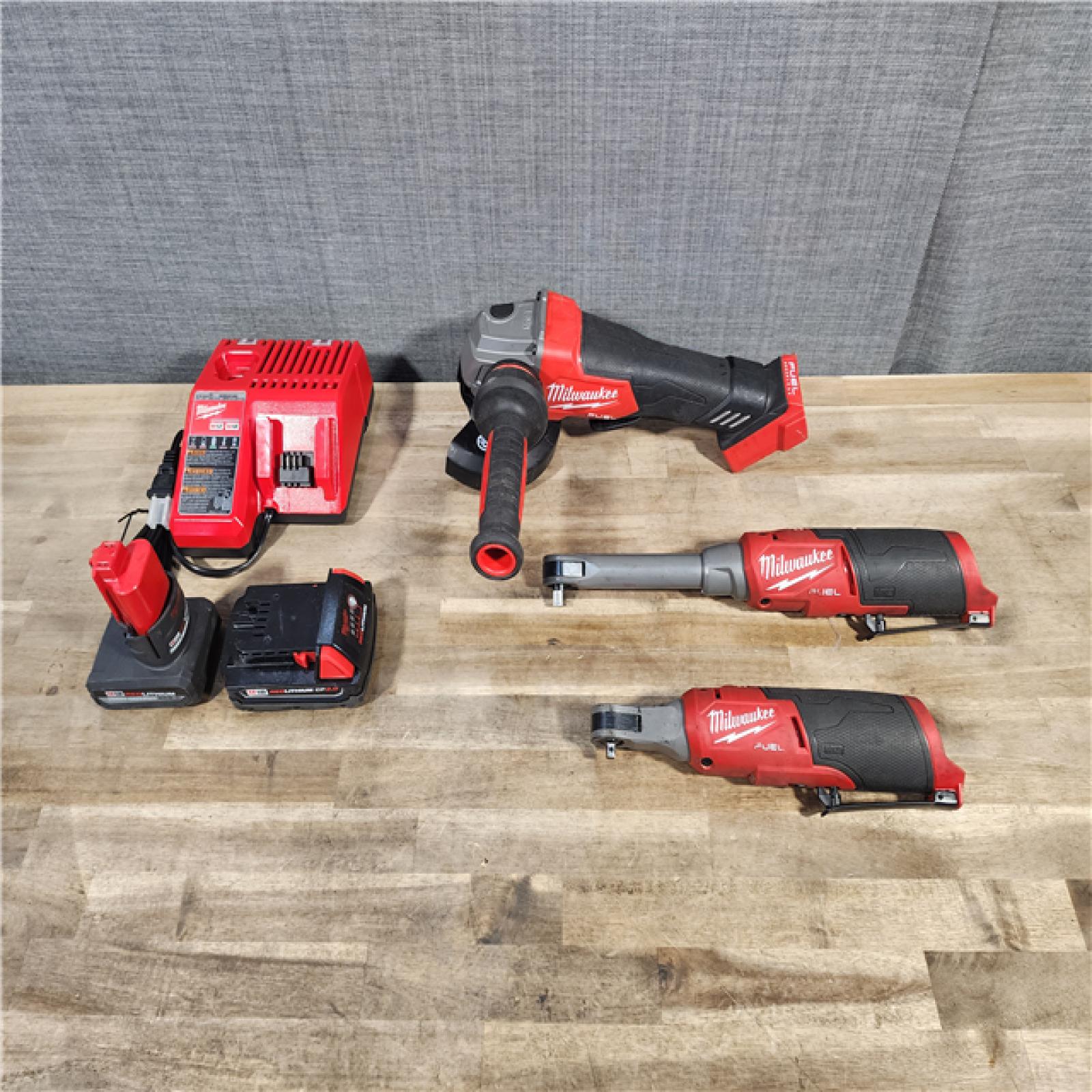 HOUSTON LOCATION - AS-IS MILWAUKEE 3 TOOL COMBO KIT W/ (2) BATTERY & CHARGER