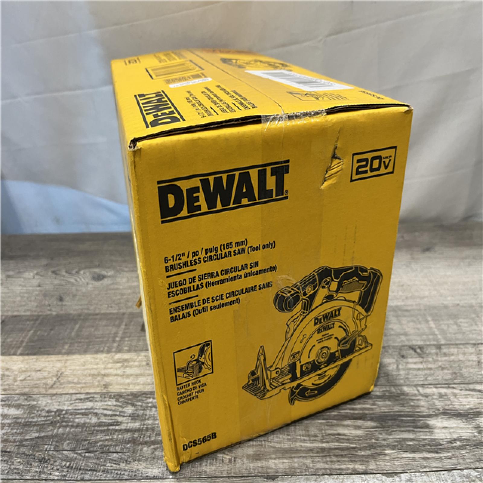 NEW - DEWALT 20V MAX Cordless Brushless 6-1/2 in. Sidewinder Style Circular Saw (Tool Only)