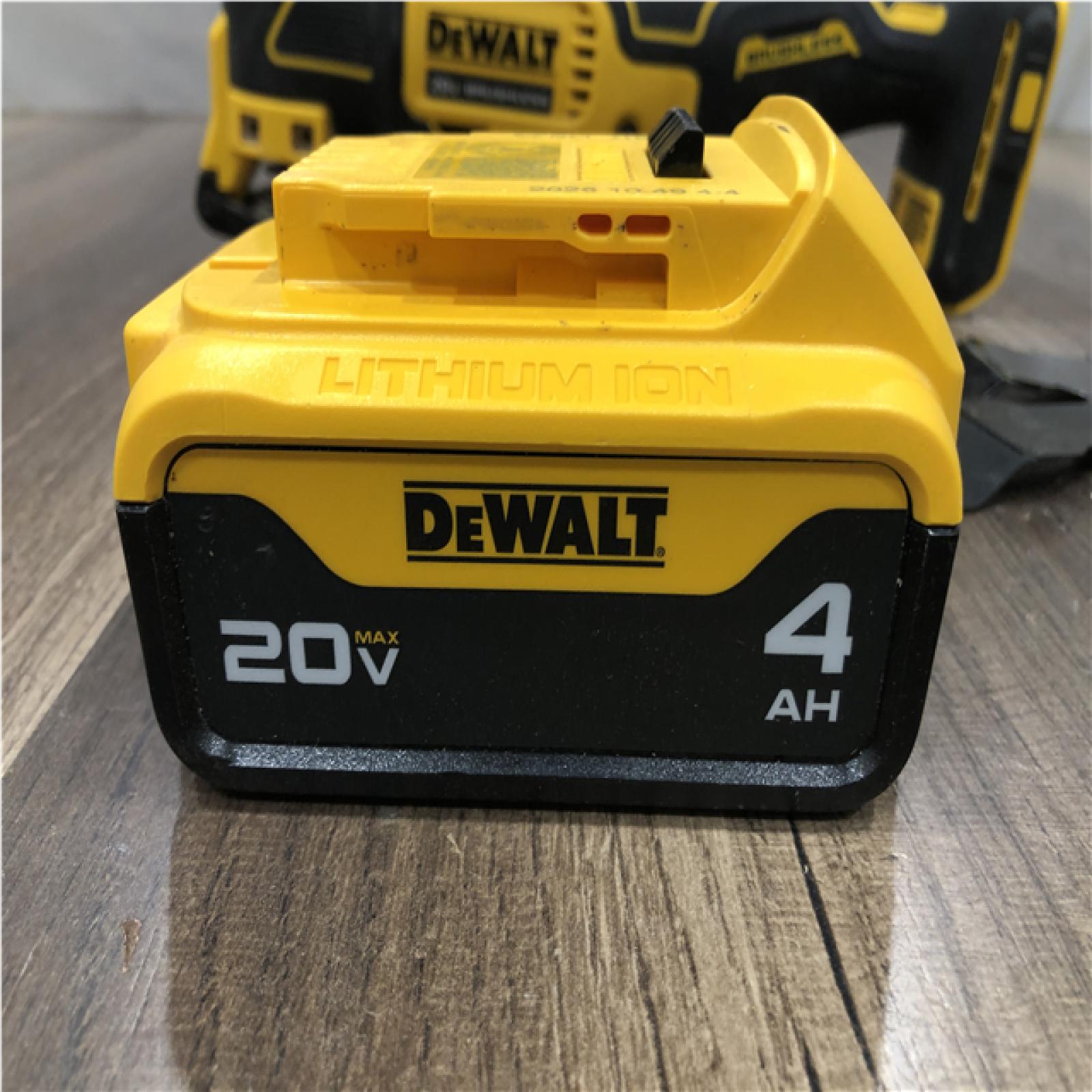 AS-IS DEWALT ATOMIC 20V MAX Lithium-Ion Cordless Brushless Oscillating Tool Kit