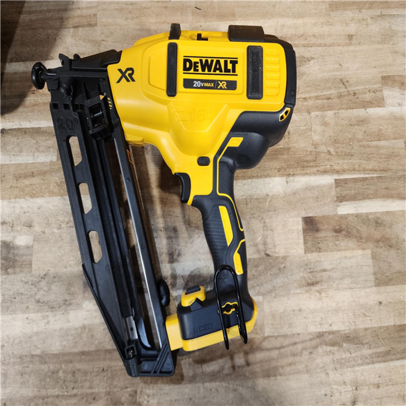 HOUSTON LOCATION - AS-IS DEWALT 20V MAX XR 16-Gauge Electric Cordless Angled Finishing Nailer Kit