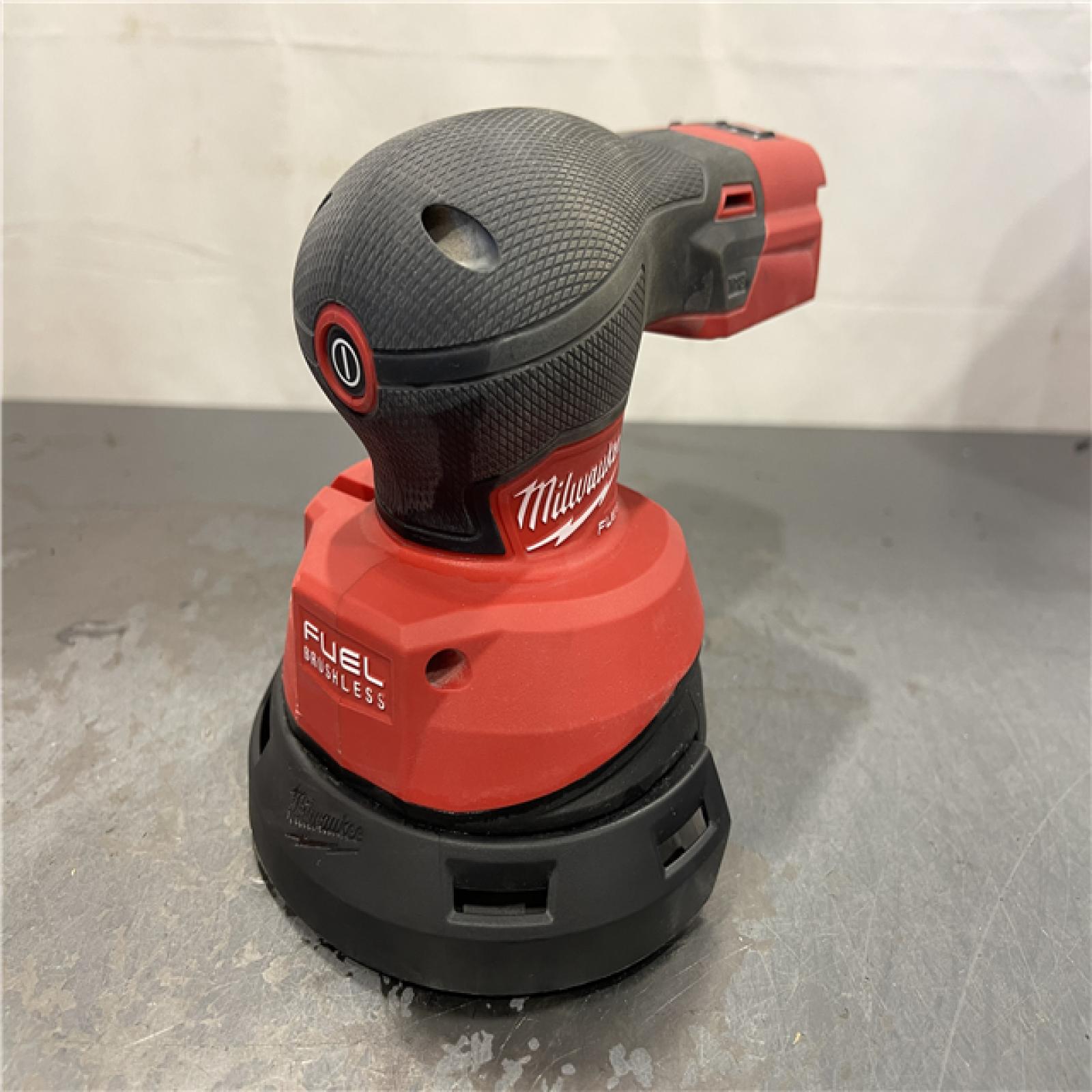 AS-IS - Milwaukee M18 18V Lithium-Ion Brushless Cordless FUEL 5 in. Random Orbit Sander