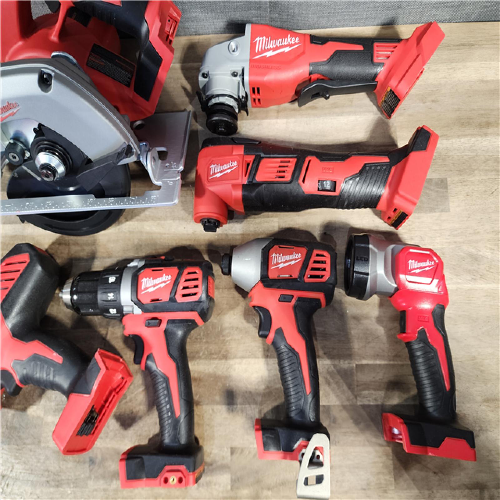 HOUSTON LOCATION - AS-IS MILWAUKEE 7 TOOL COMBO KIT W/ (2) BATTERY & CHARGER