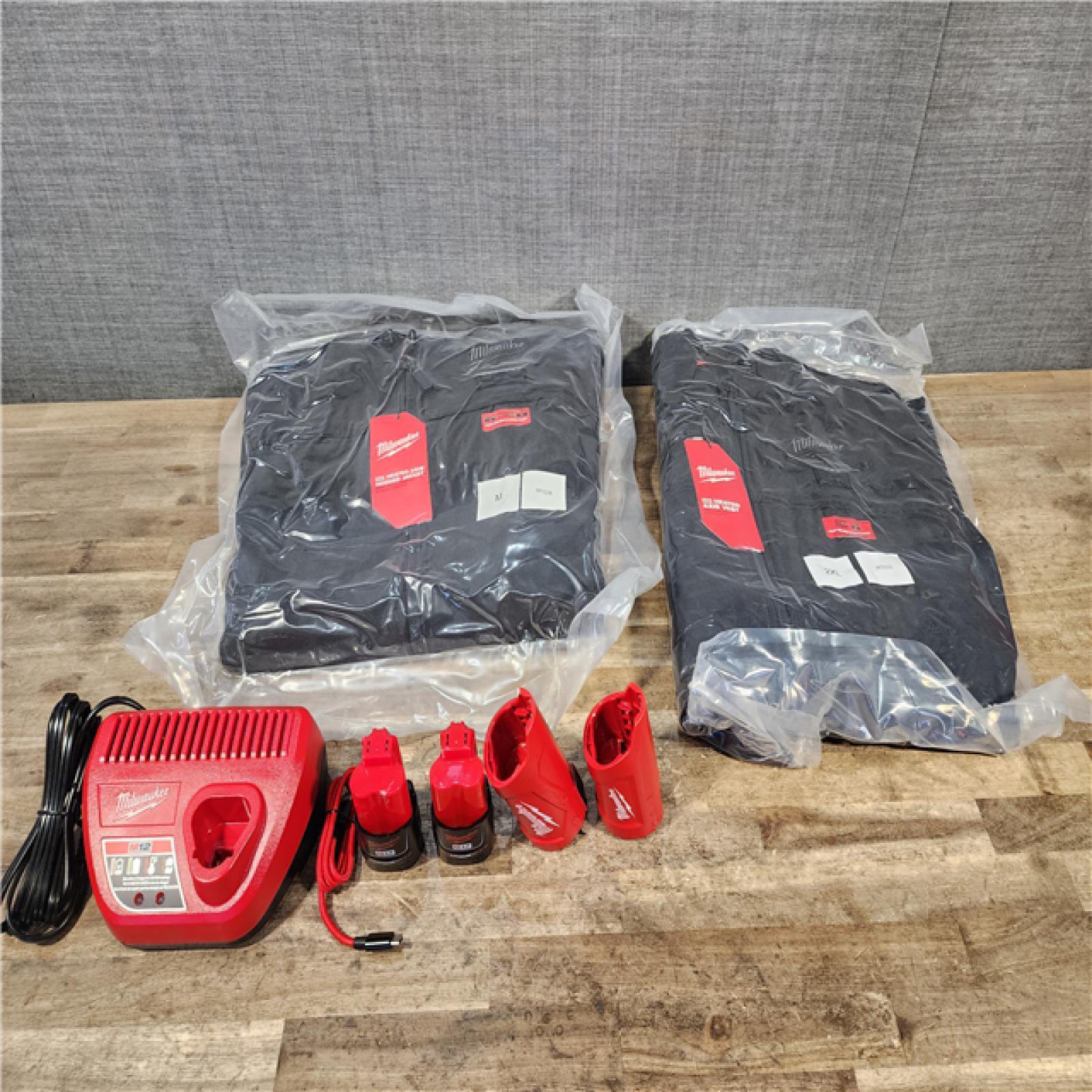 HOUSTON LOCATION - AS-IS MILWAUKEE 2 HEATED CLOTHING COMBO KIT