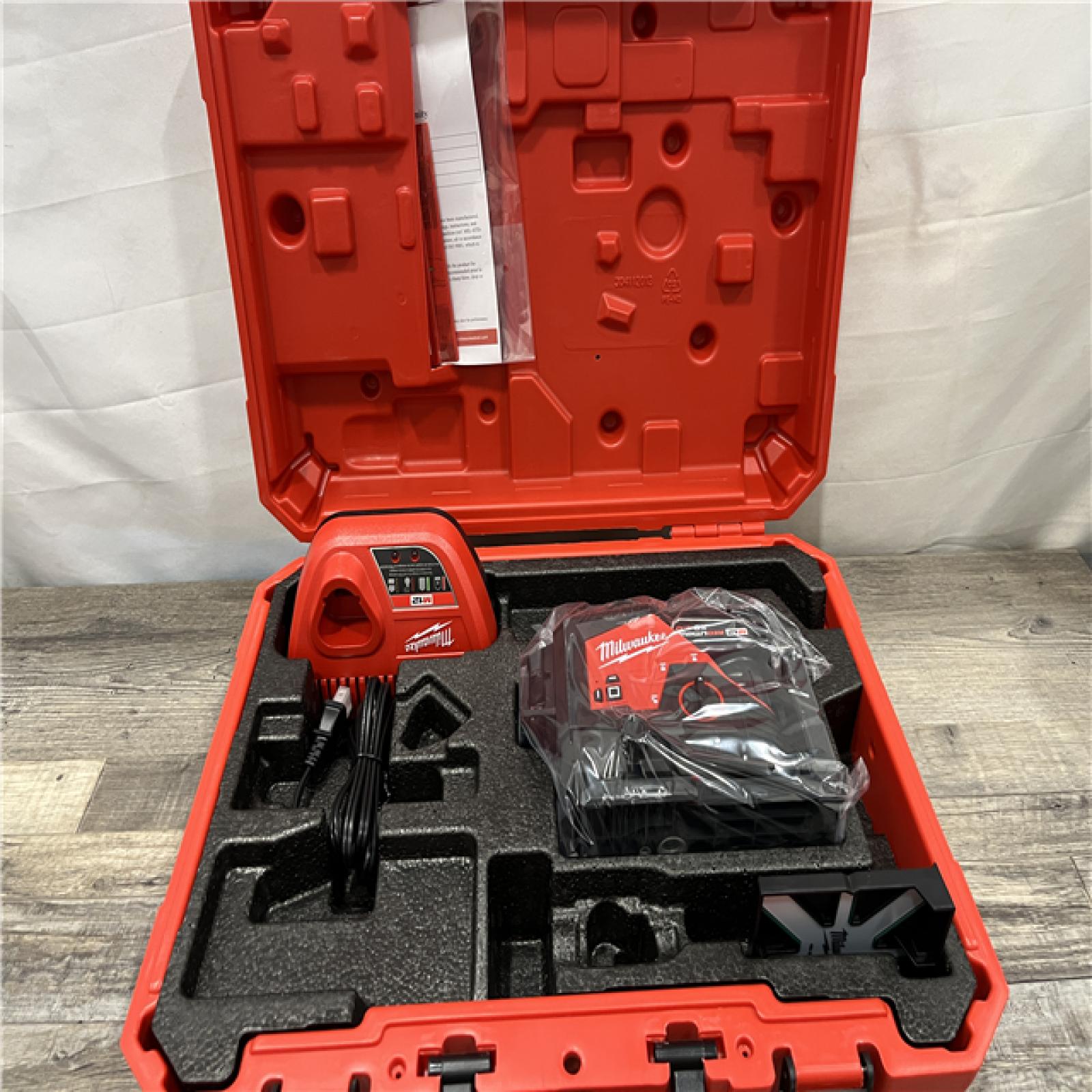 LIKE NEW - Milwaukee 12-Volt Lithium-Ion Cordless Green 250 ft. 3-Plane Laser Level Kit
