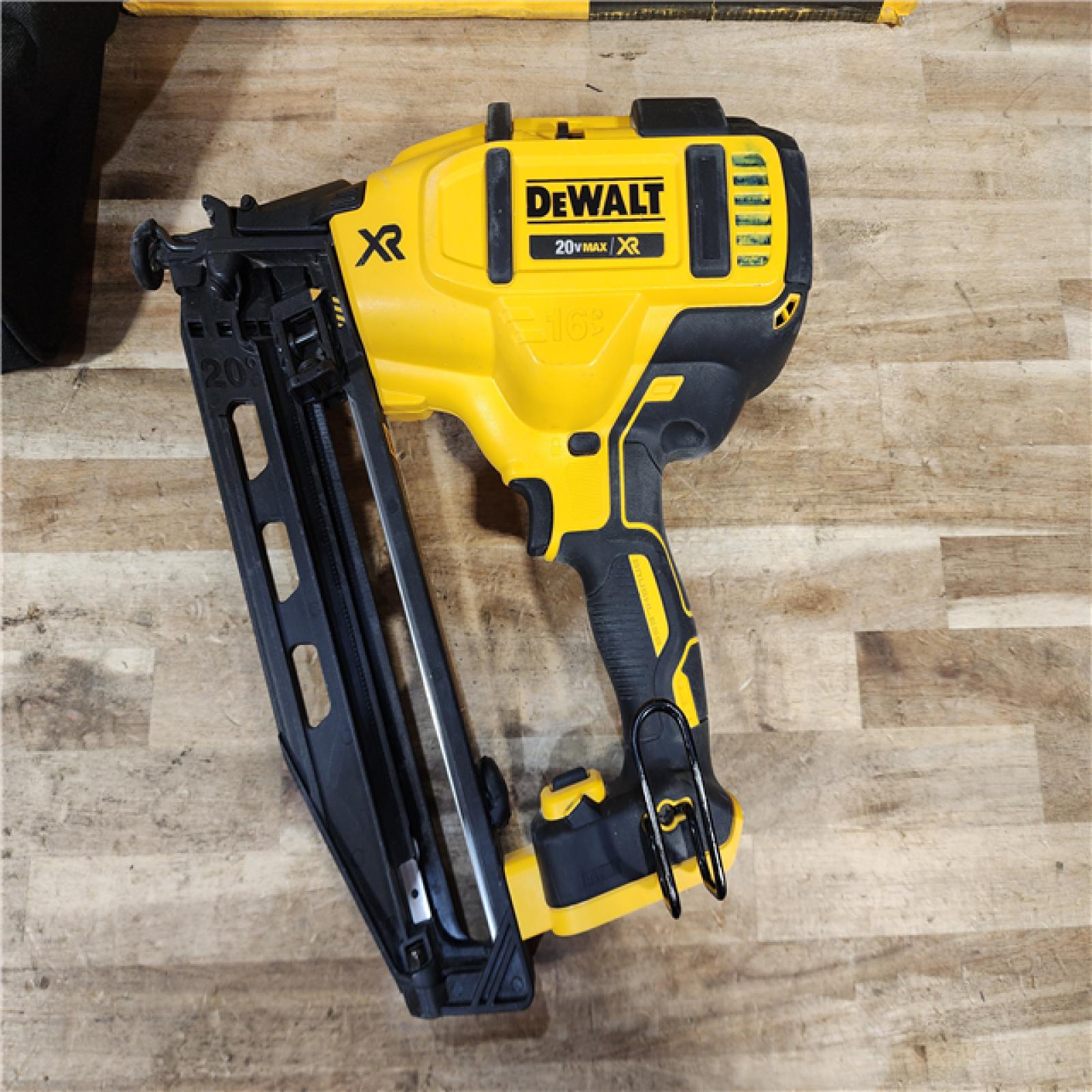 HOUSTON LOCATION - AS-IS DEWALT 20V MAX XR 16-Gauge Electric Cordless Angled Finishing Nailer Kit