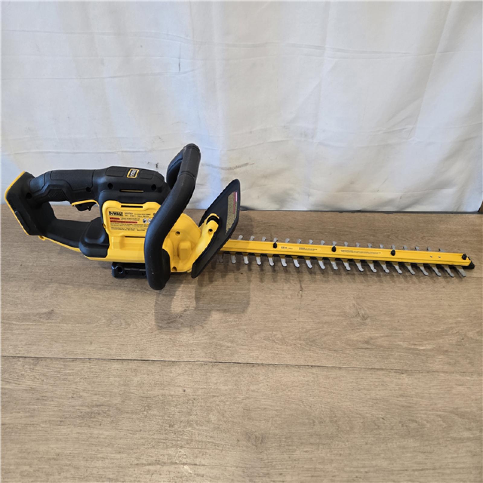 AS-IS DeWalt DCHT821P1 22 in. 20 V Battery Hedge Trimmer Kit
