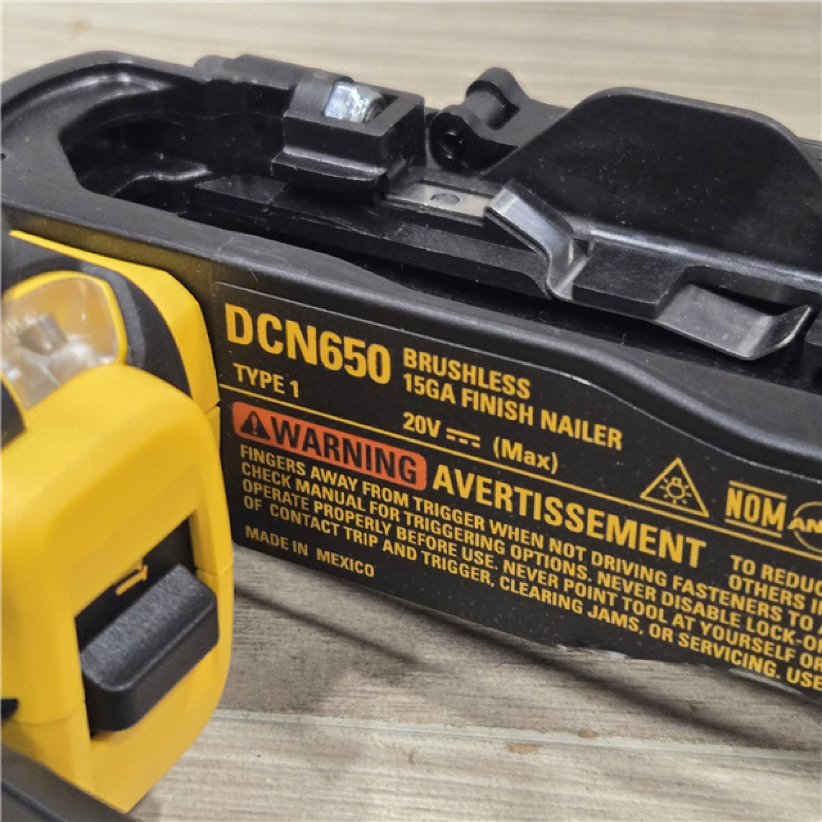 AS-IS DeWalt 15 GA  ANGLED FINISH NAILER KIT