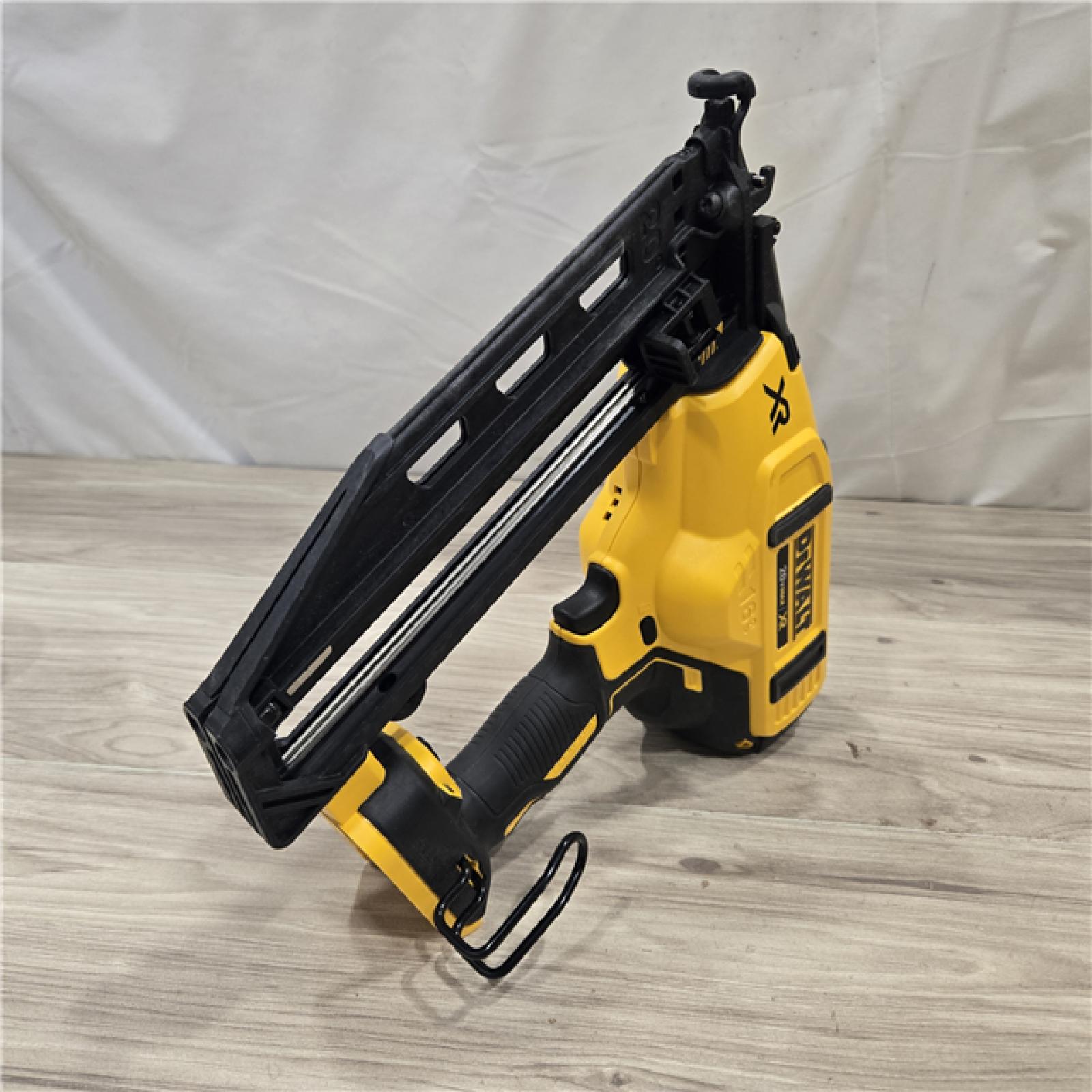 AS-IS DeWalt 20V 16 Gauge Cordless Angled Finish Nailer Kit
