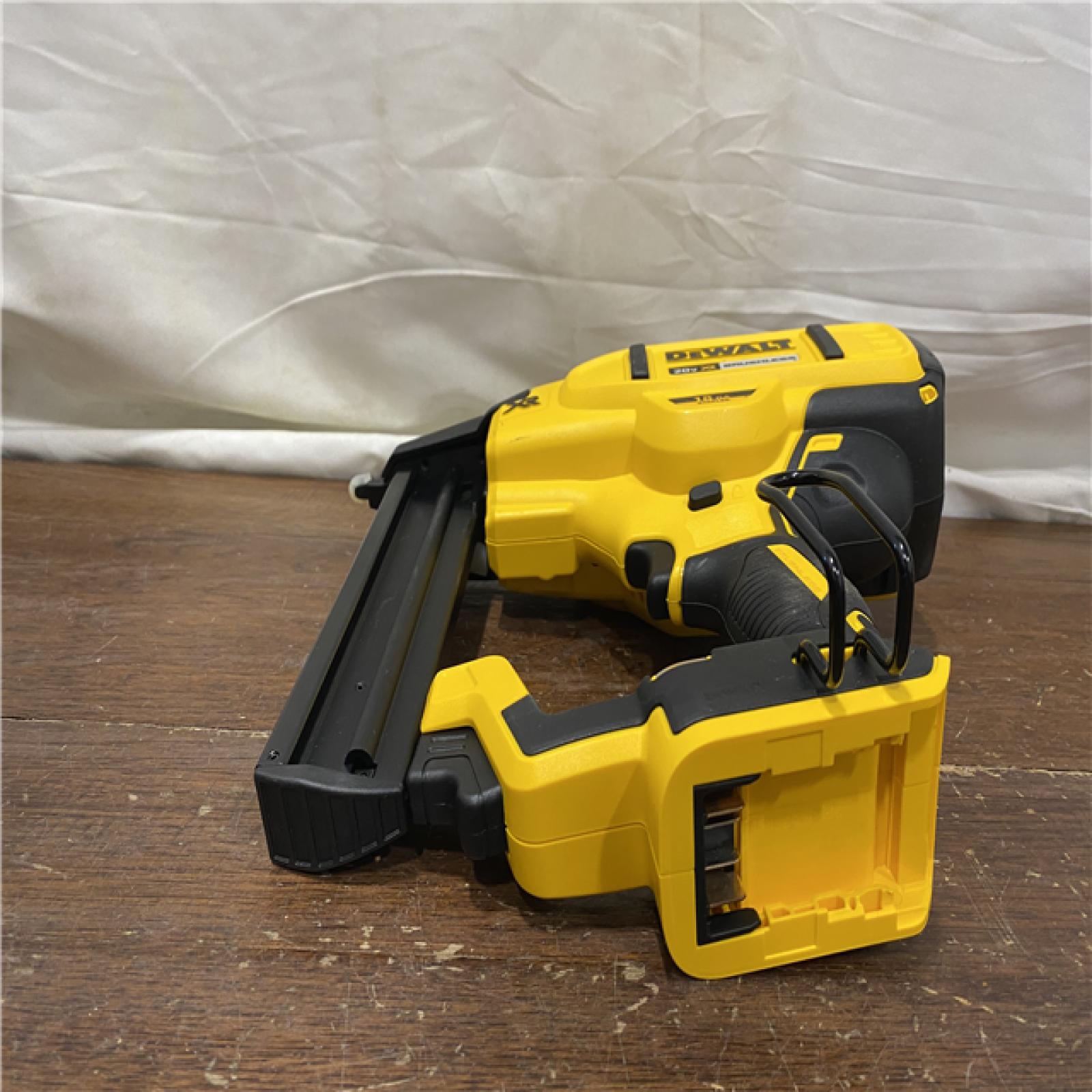 AS-IS DEWALT 20V-MAX XR 18GA BRAD NAILER KIT