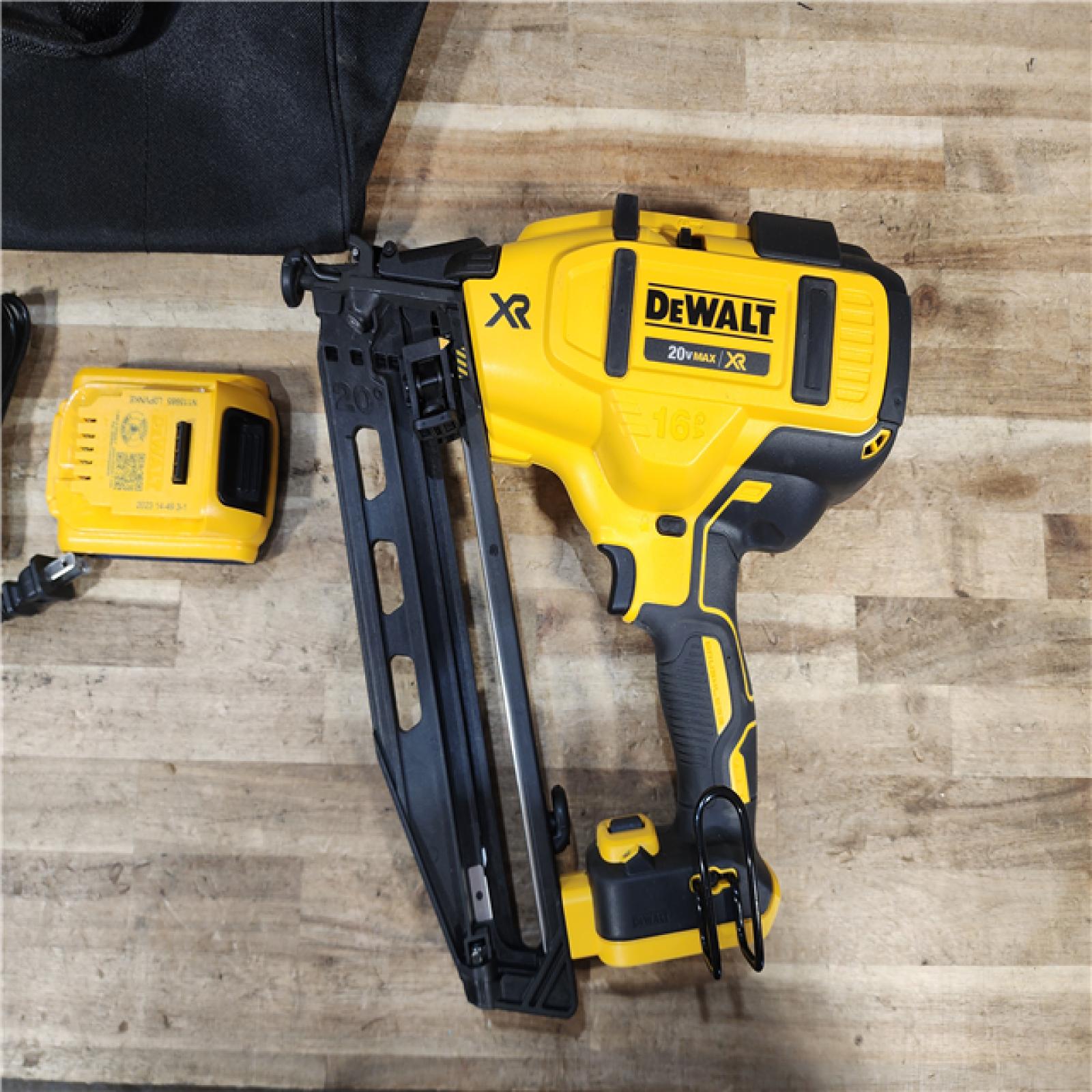 HOUSTON LOCATION - AS - IS DEWALT 20V MAX XR 16-Gauge Electric Cordless Angled Finishing Nailer Kit