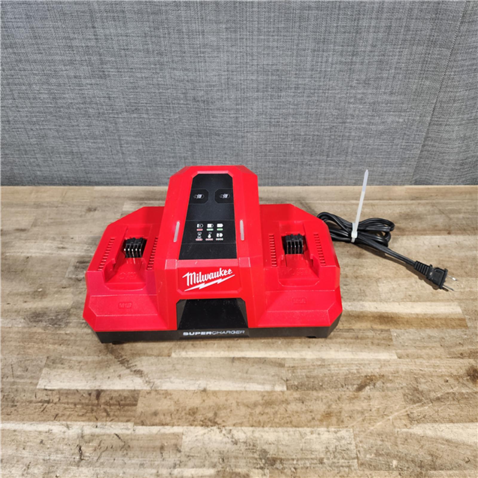 HOUSTON LOCATION - AS-IS Milwaukee M18 18V Dual Bay Simultaneous Super Charger