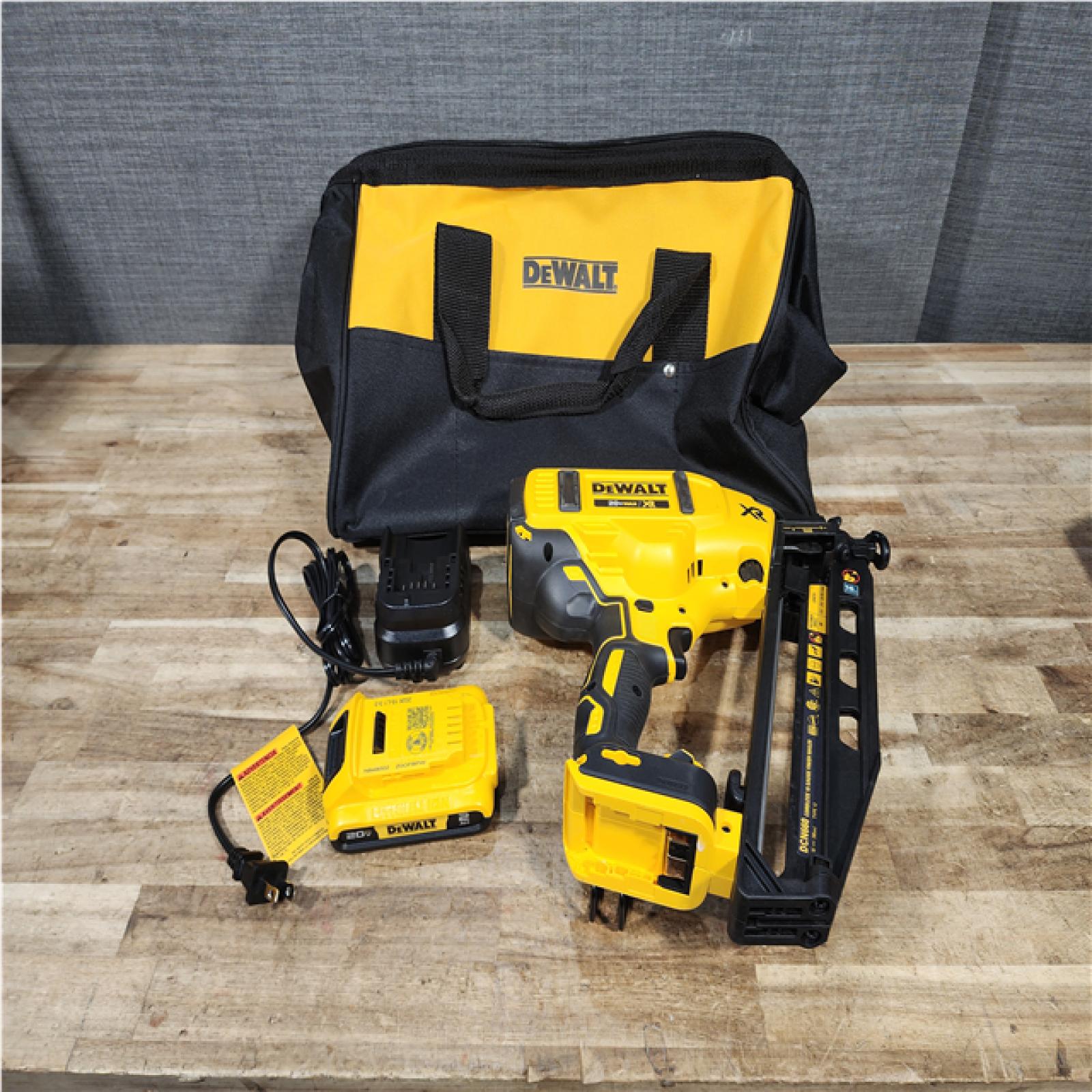 Houston Location AS-IS DEWALT 20V MAX XR 16-Gauge Electric Cordless Angled Finishing Nailer Kit