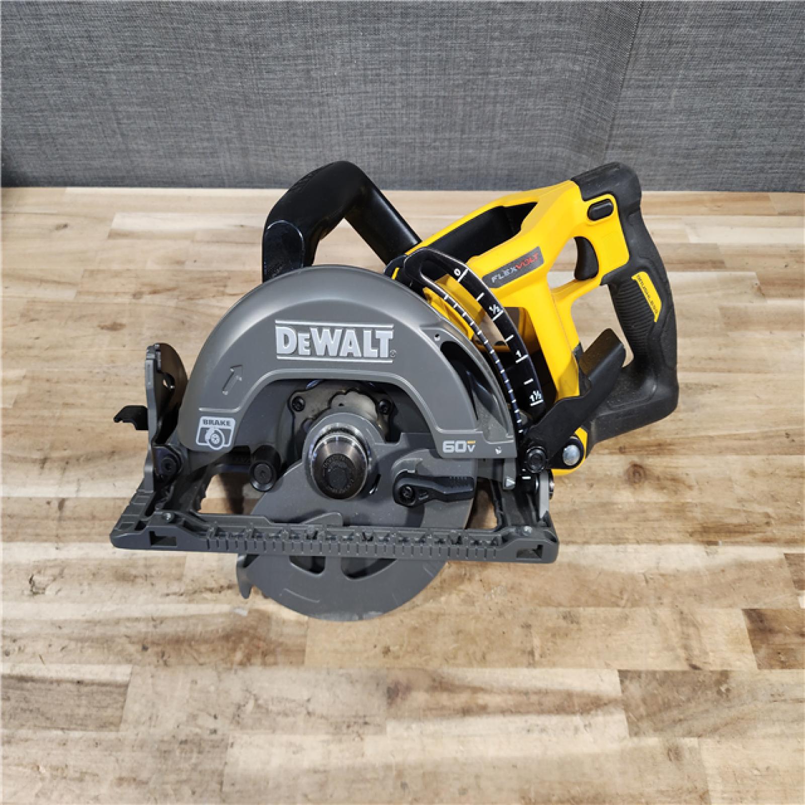 HOUSTON LOCATION - AS-IS (APPEARS LIKE NEW) DEWALT FLEXVOLT 60V MAX Cordless Brushless 7-1/4 in. Wormdrive Style Circular Saw (Tool Only)